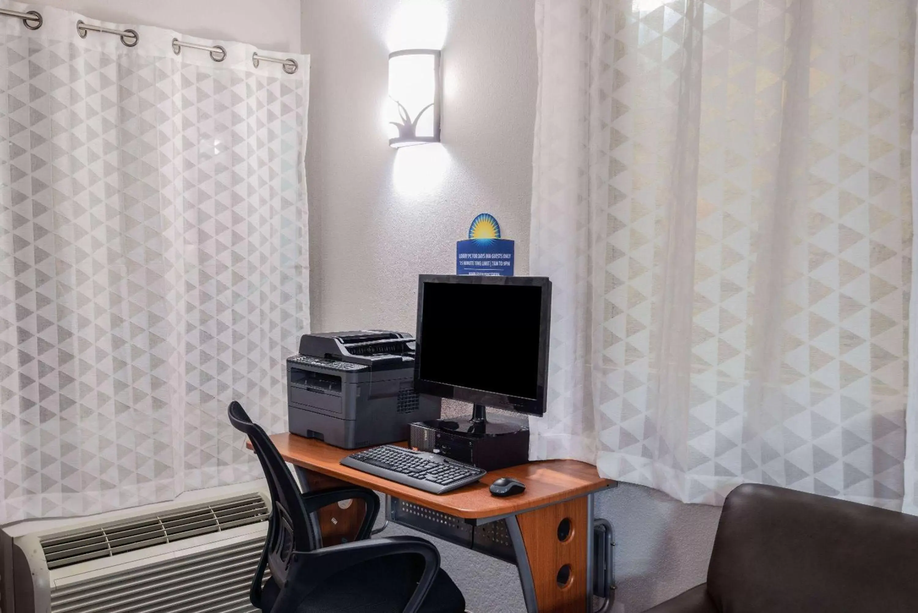 Business facilities, TV/Entertainment Center in Days Inn by Wyndham Charlottesville/University Area