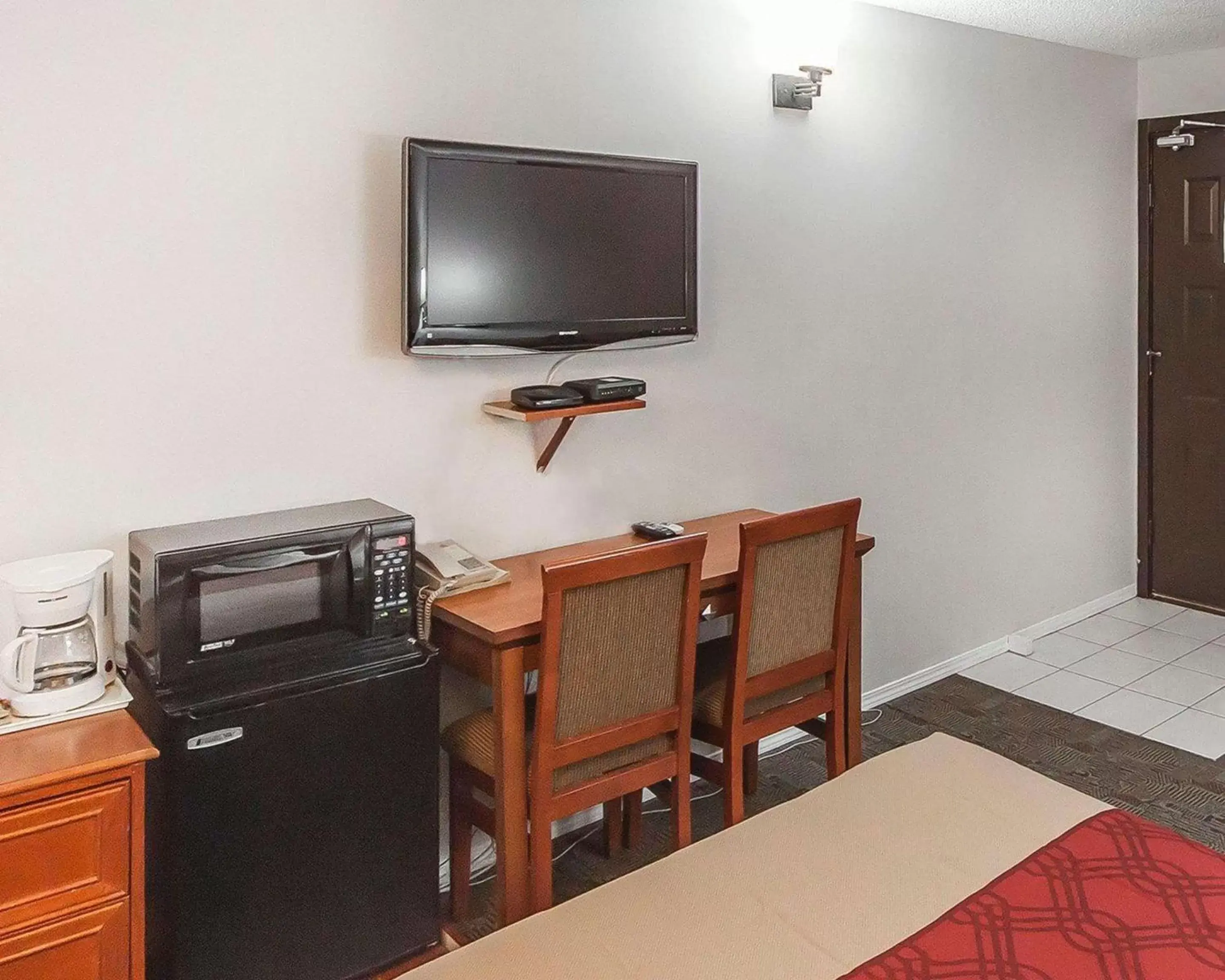 Photo of the whole room, TV/Entertainment Center in Econo Lodge Inn & Suites Drumheller