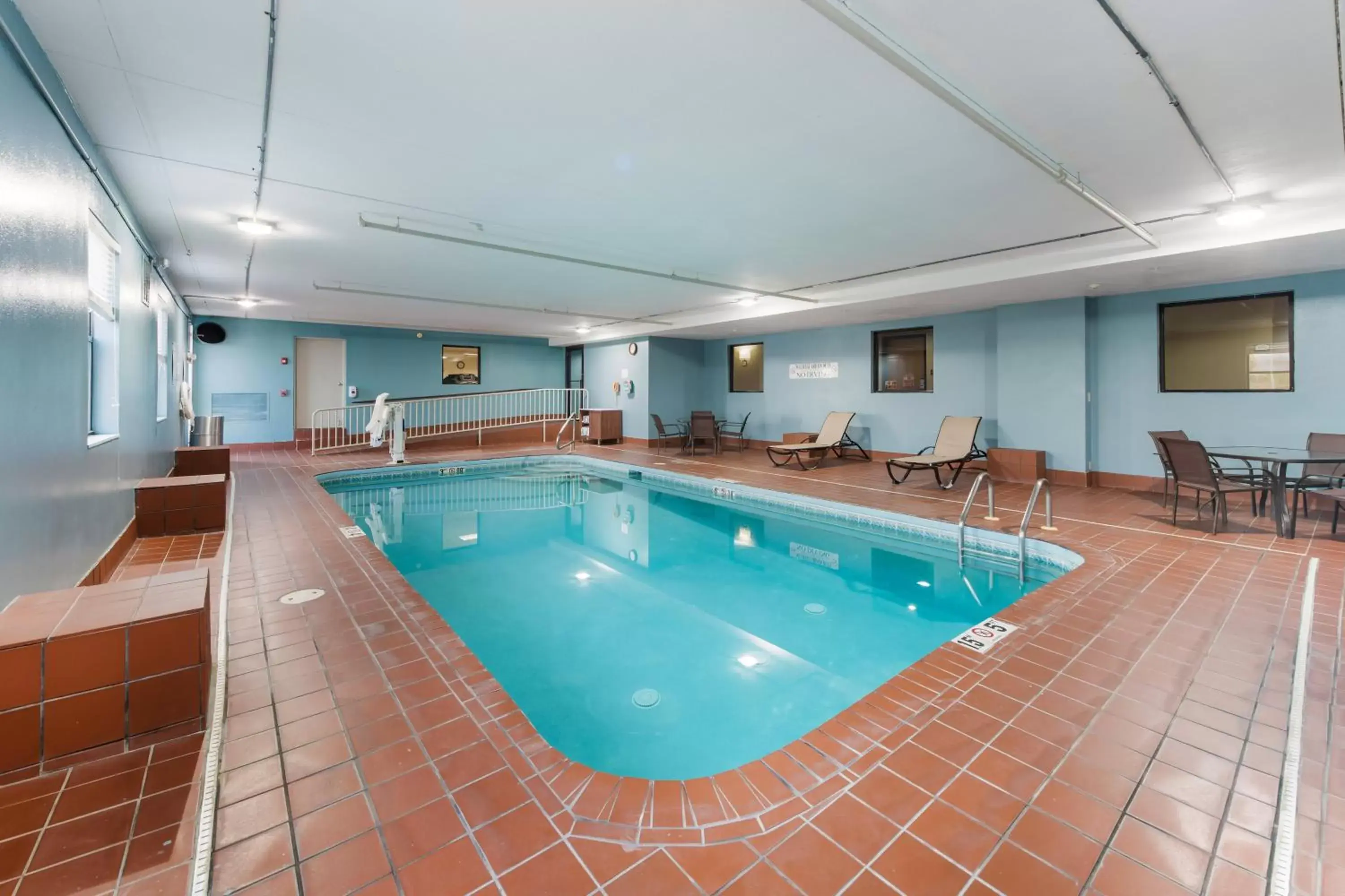 Swimming pool in Holiday Inn Express London-I-70 by IHG Swimming pool in Holiday Inn Express London-I-70 by IHG
