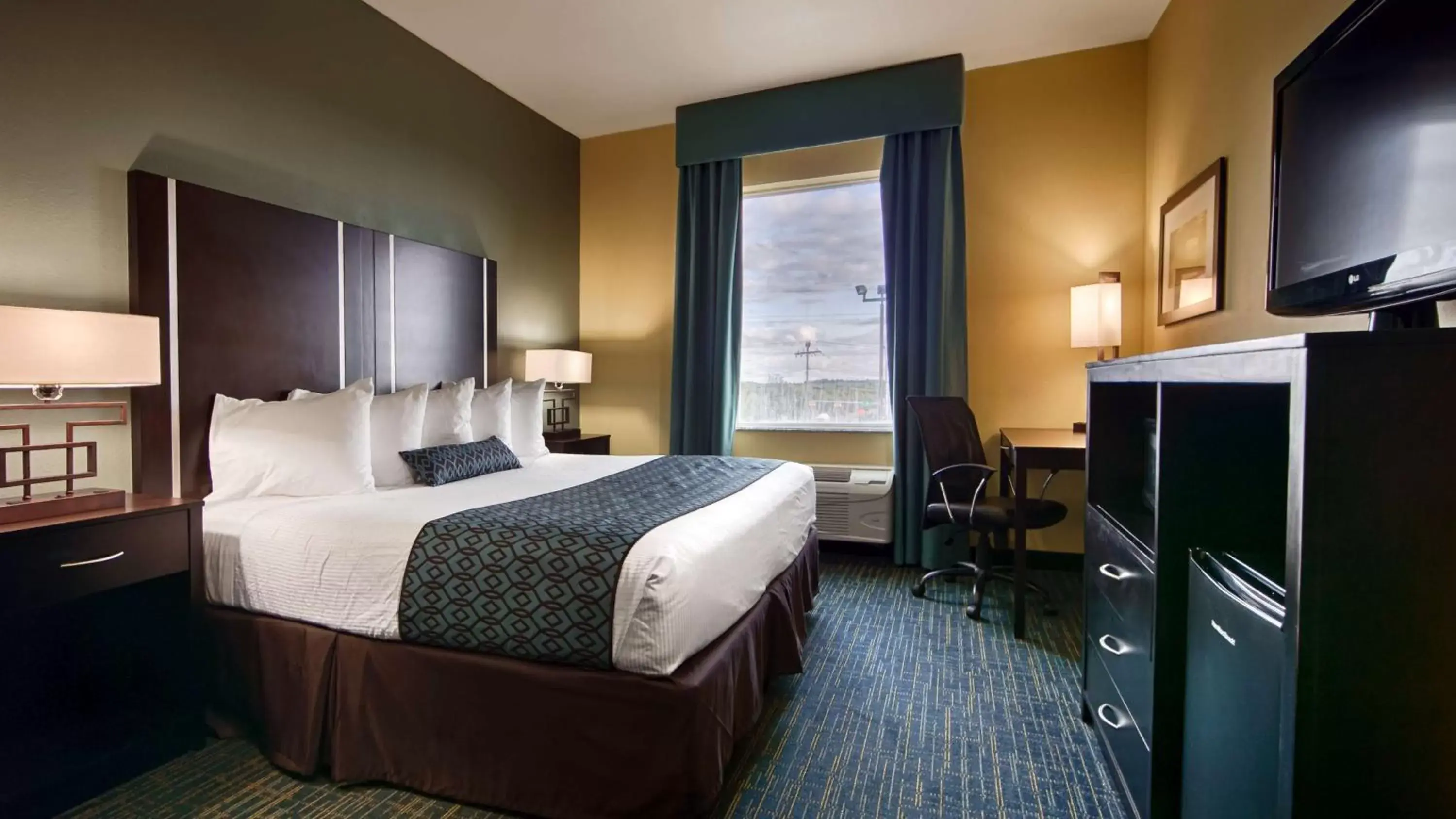 Photo of the whole room, Bed in Best Western Plus Carrizo Springs Inn & Suites
