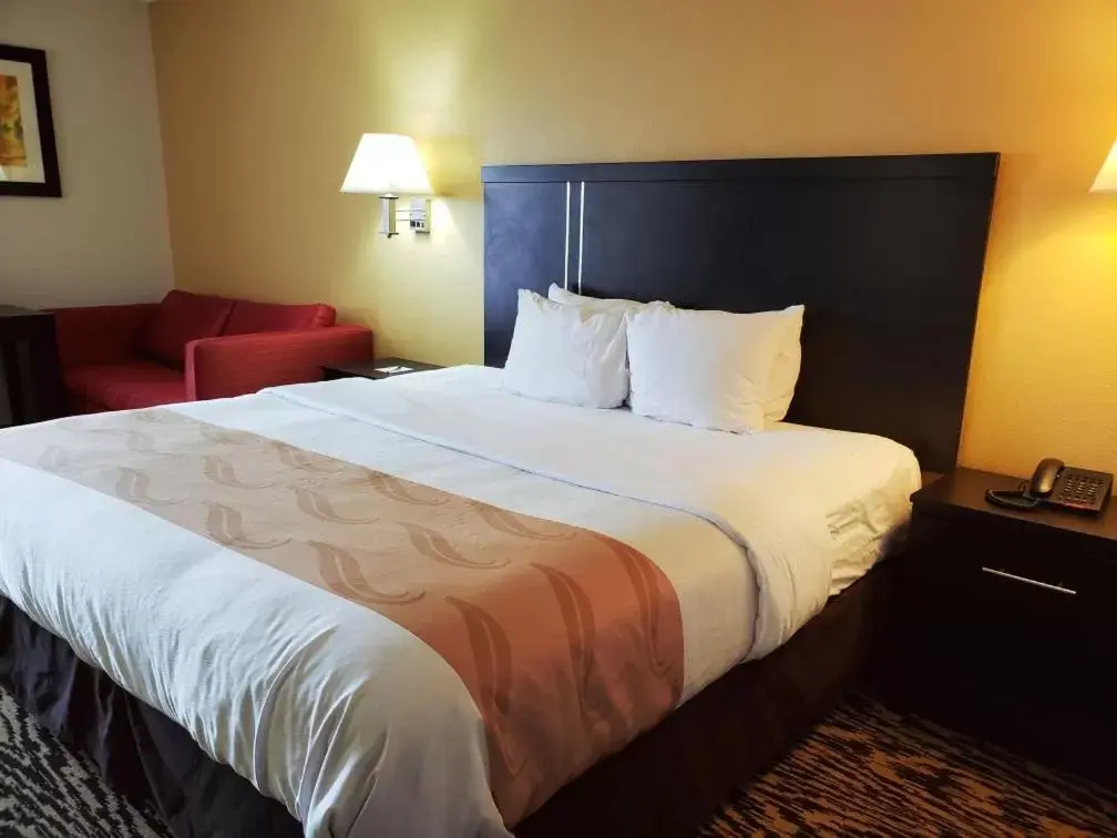 Bed in Quality Inn & Suites Clemmons I-40