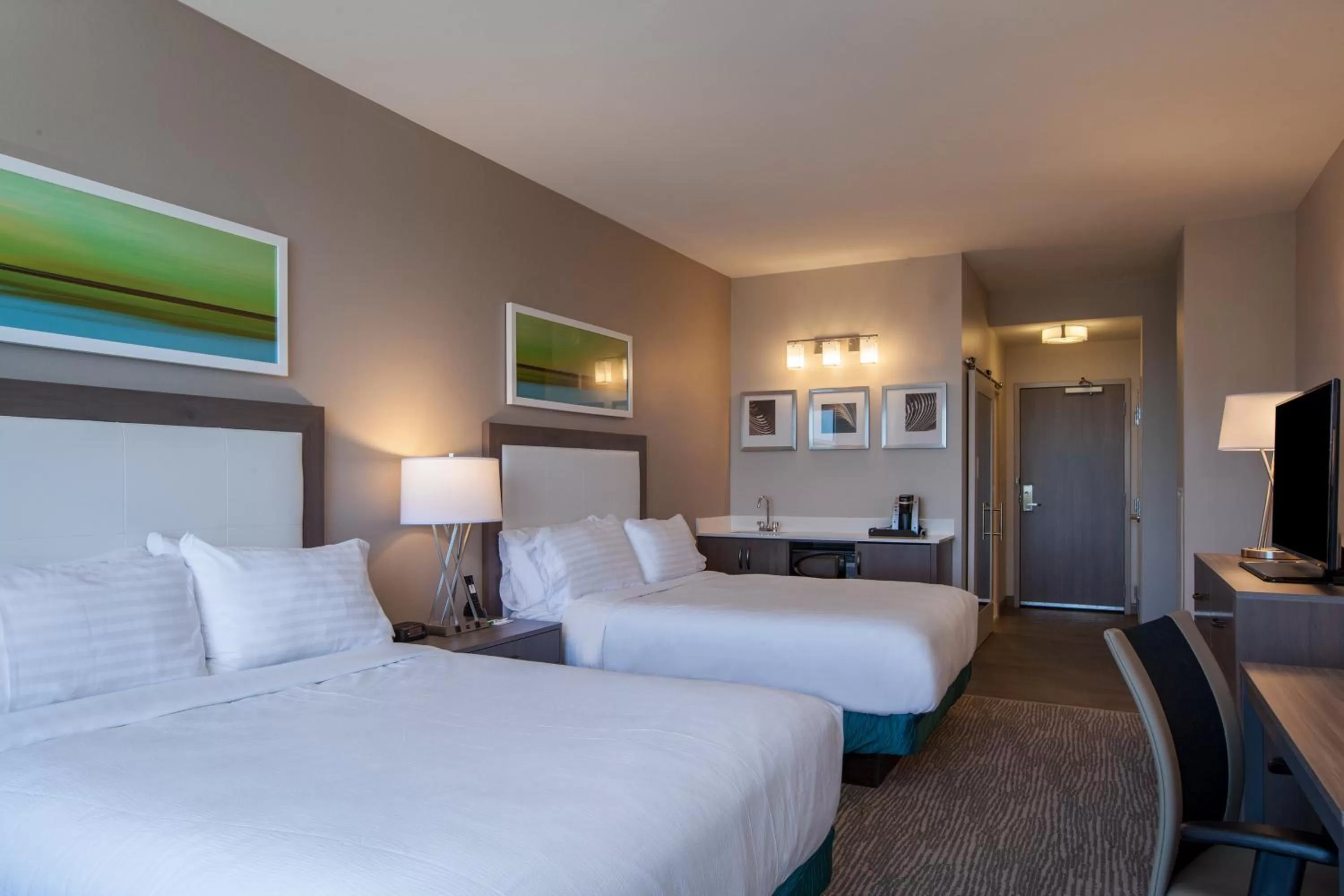 Photo of the whole room, Bed in Holiday Inn Cleveland Clinic by IHG