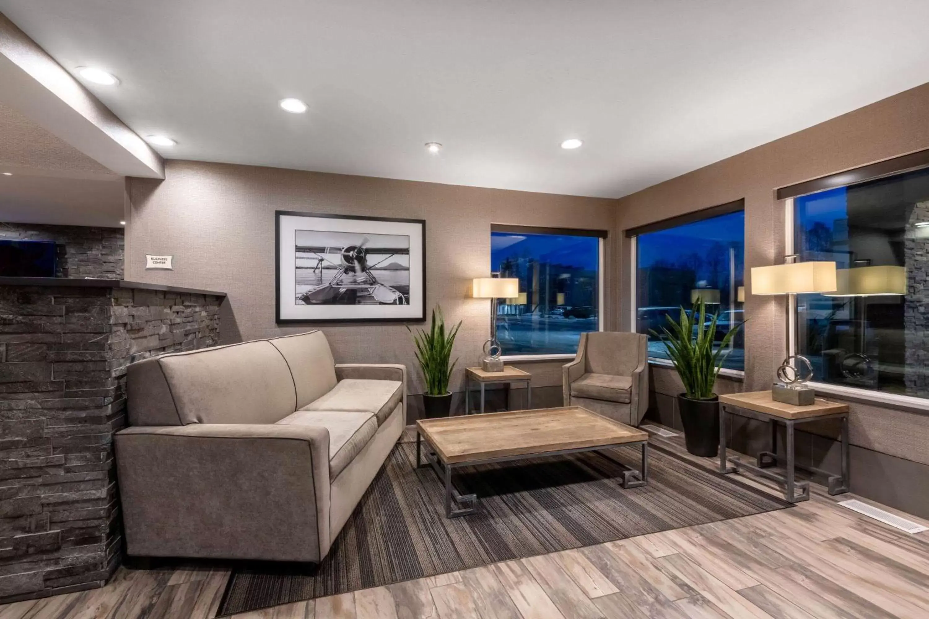 Lobby or reception, Seating Area in La Quinta by Wyndham Anchorage Airport