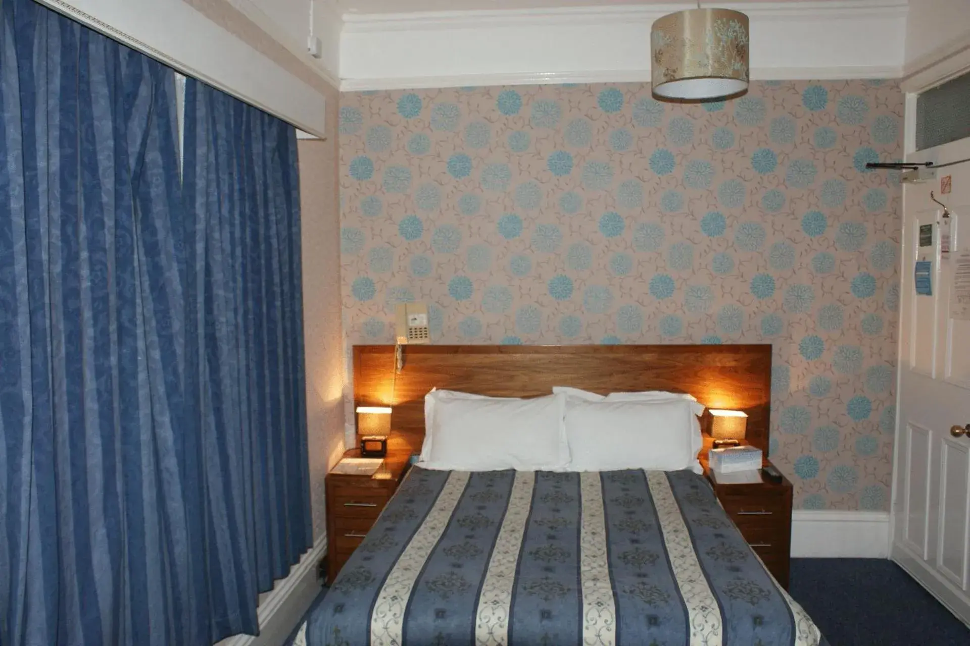 Bed in Kirkdale Hotel
