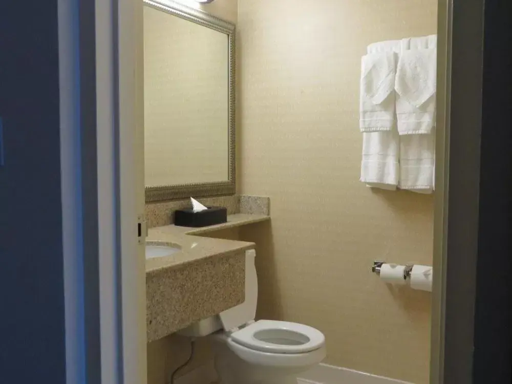 Bathroom in Country Inn & Suites by Radisson, Fredericksburg South (I-95), VA