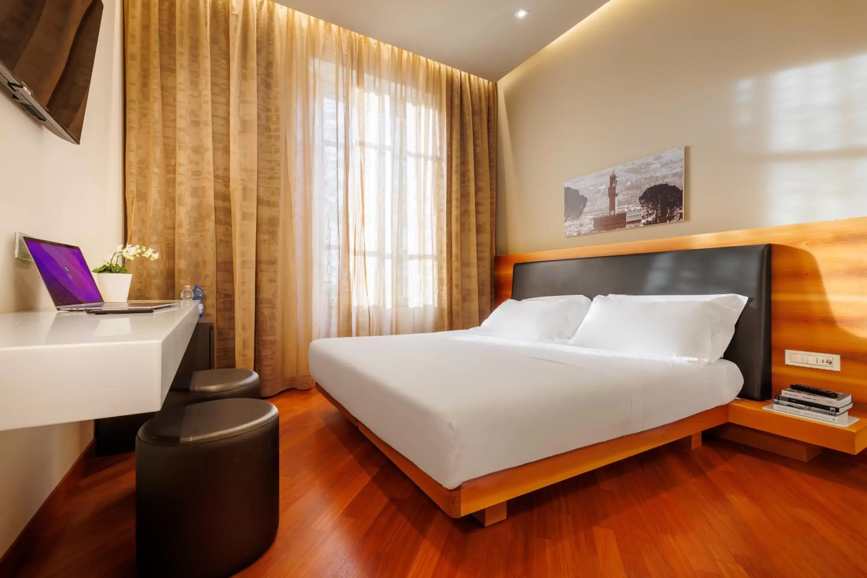 Bedroom, Bed in Hotel Embassy