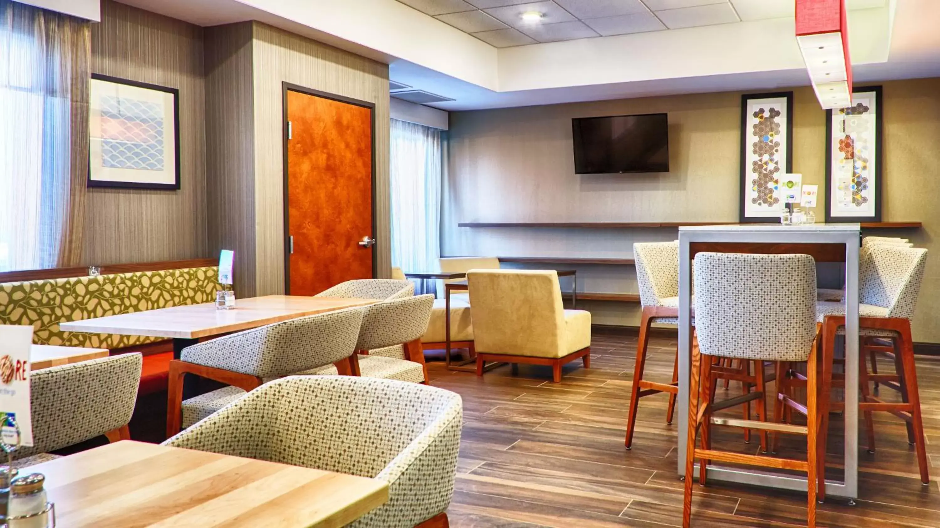 Breakfast, Lounge/Bar in Holiday Inn Express Bordentown - Trenton South, an IHG Hotel