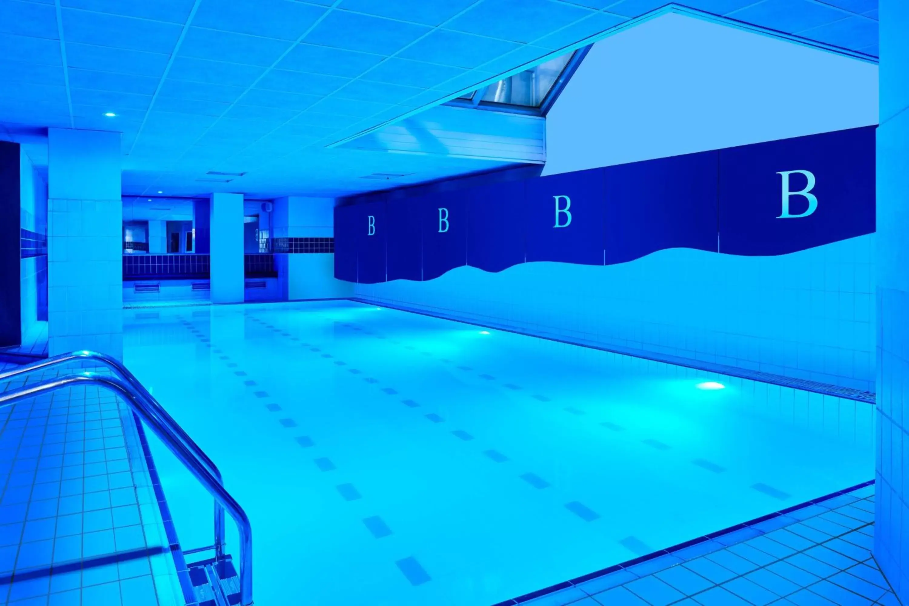 Swimming Pool in London Marriott Hotel Maida Vale