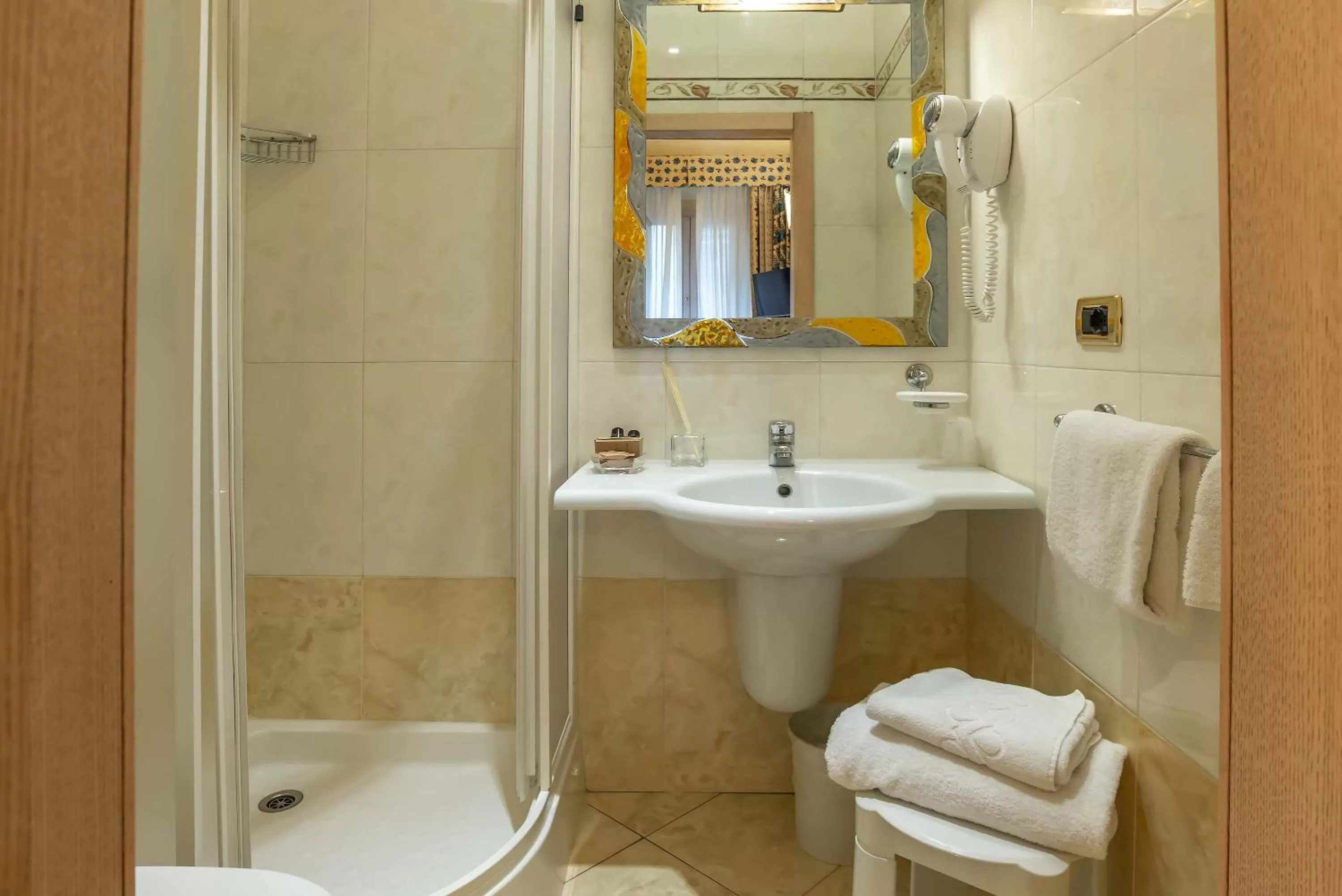 Shower in Hotel Alba Palace