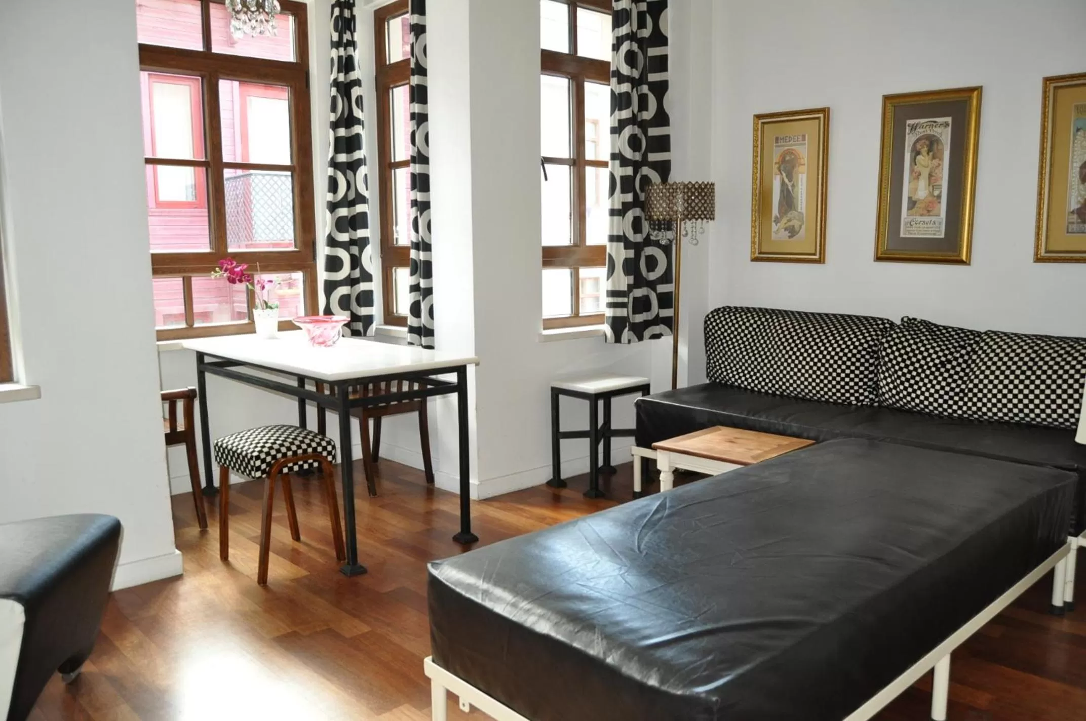 Living room in Villa Pera Suite Hotel