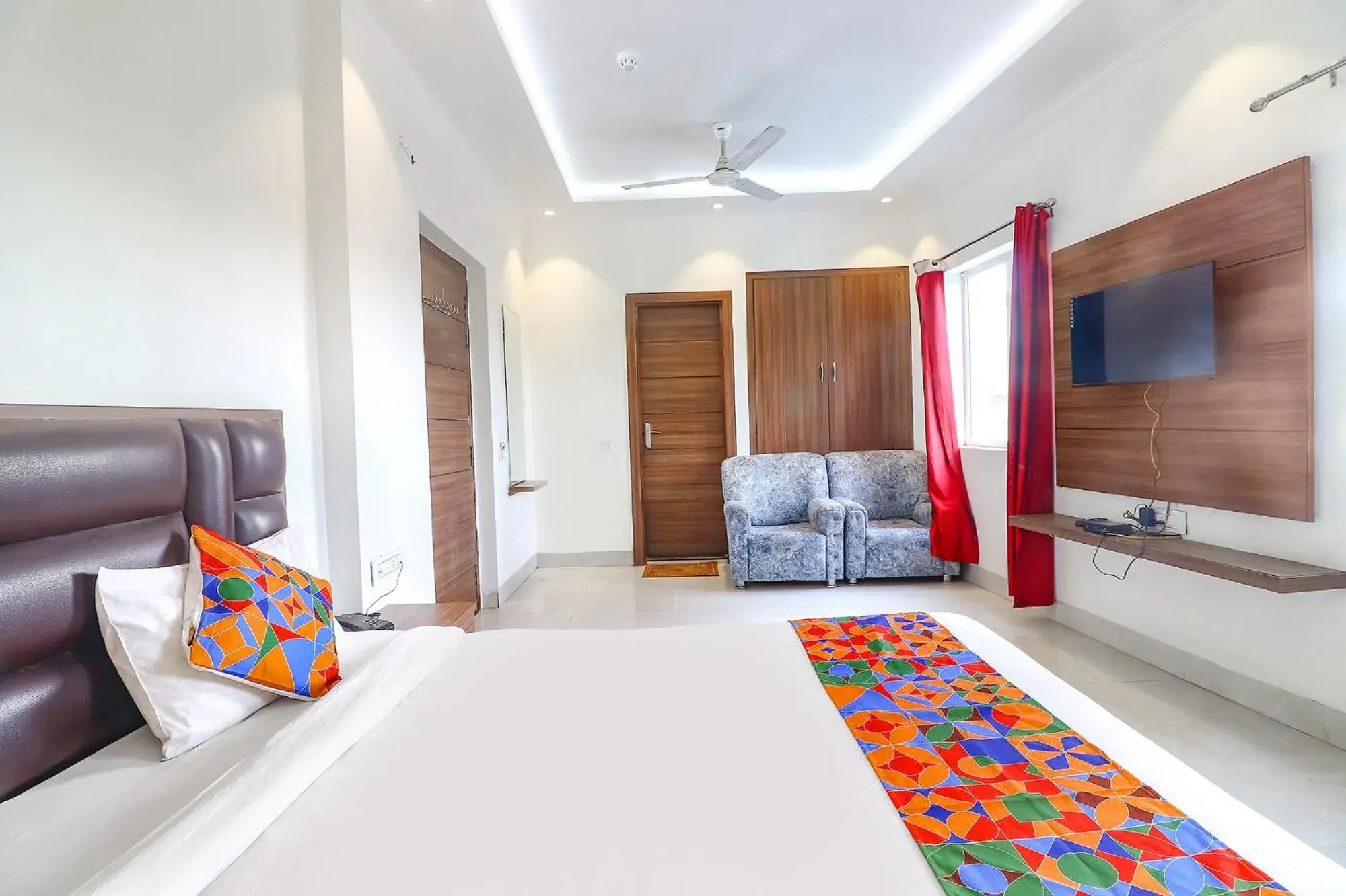 Communal lounge/ TV room, Bed in FabHotel Bhawana