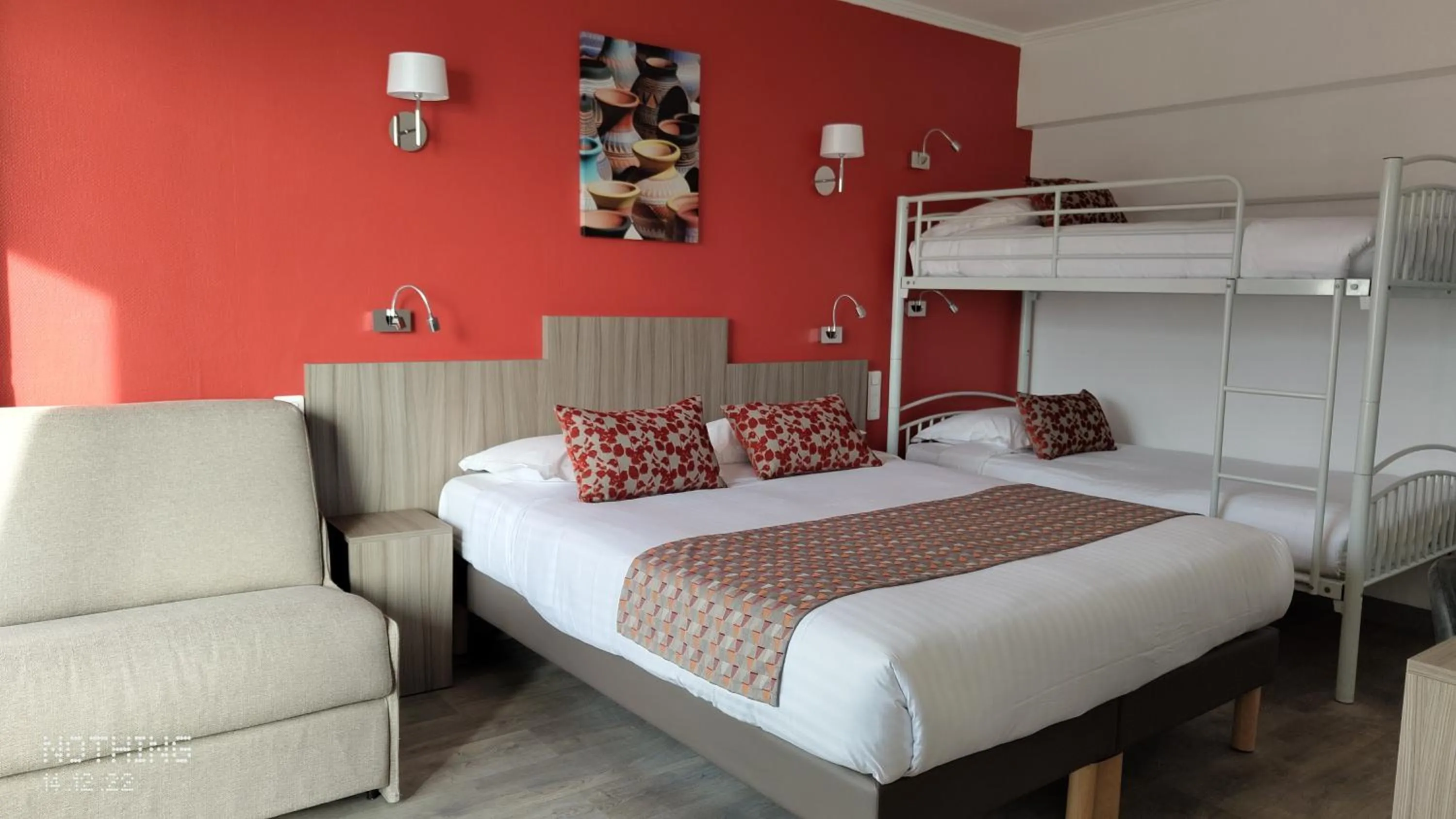 Property building, Bed in Logis Hôtel Les Bleuets