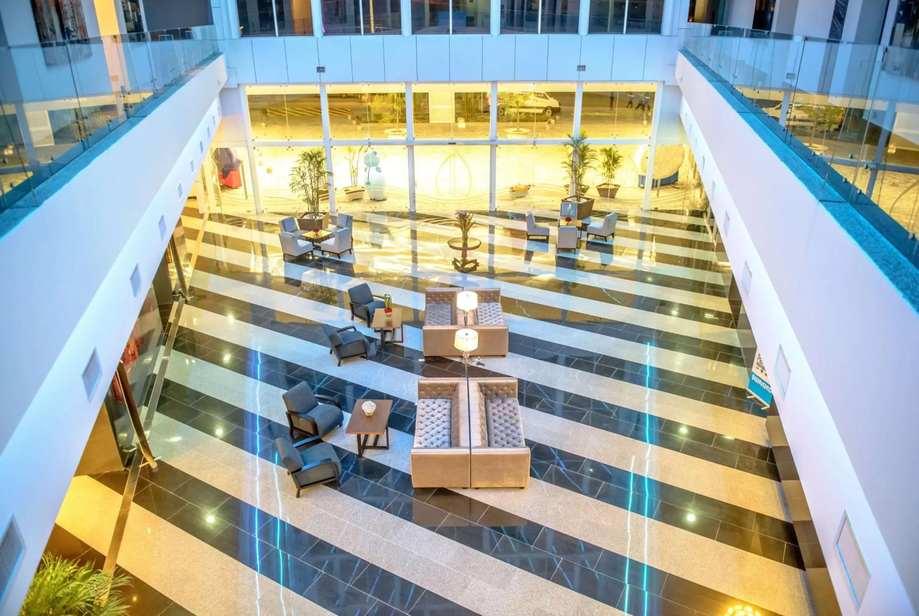 Lobby or reception, Balcony/Terrace in Wyndham Manta Sail Plaza Hotel and Convention Center