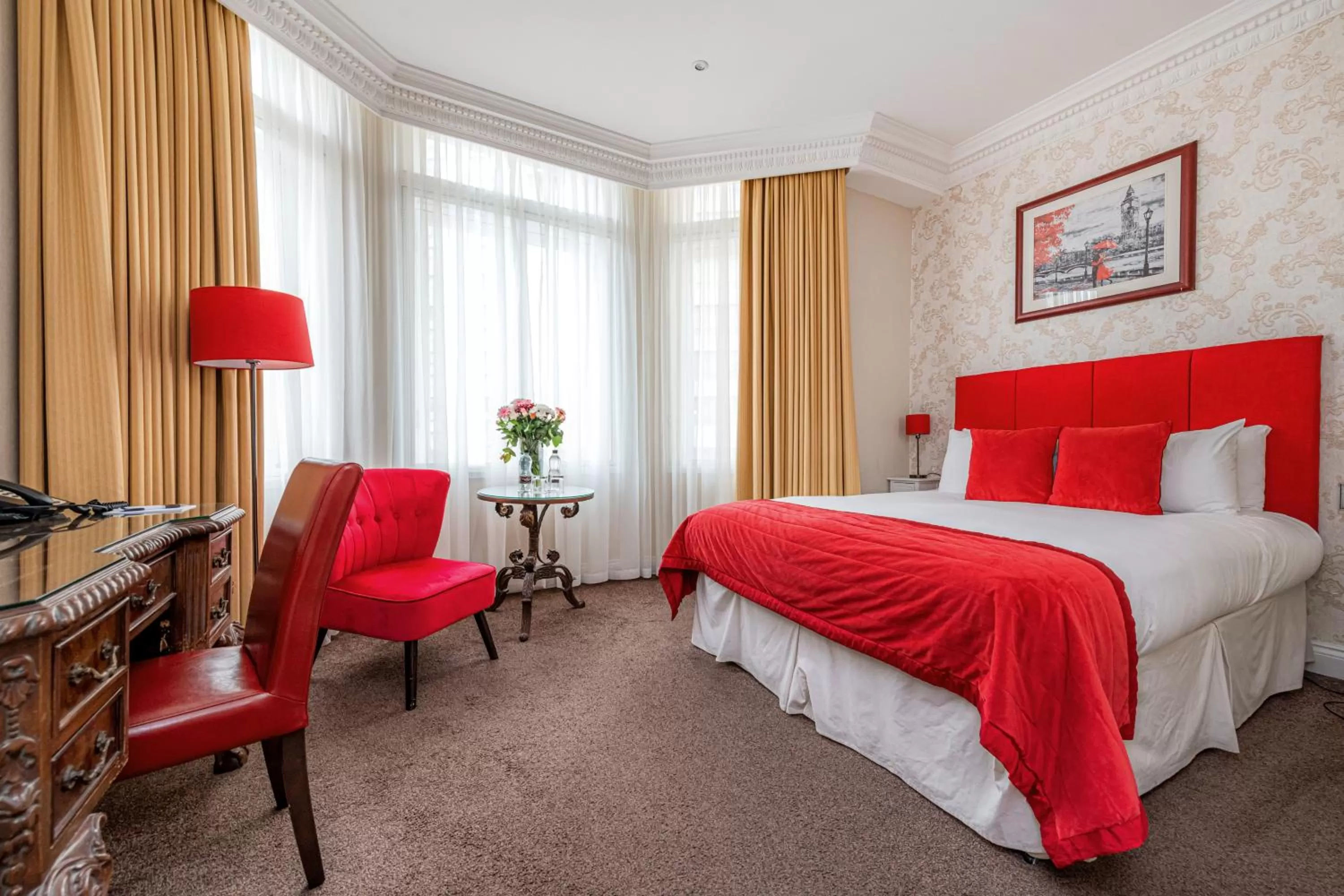 Photo of the whole room, Bed in Ashburn Hotel