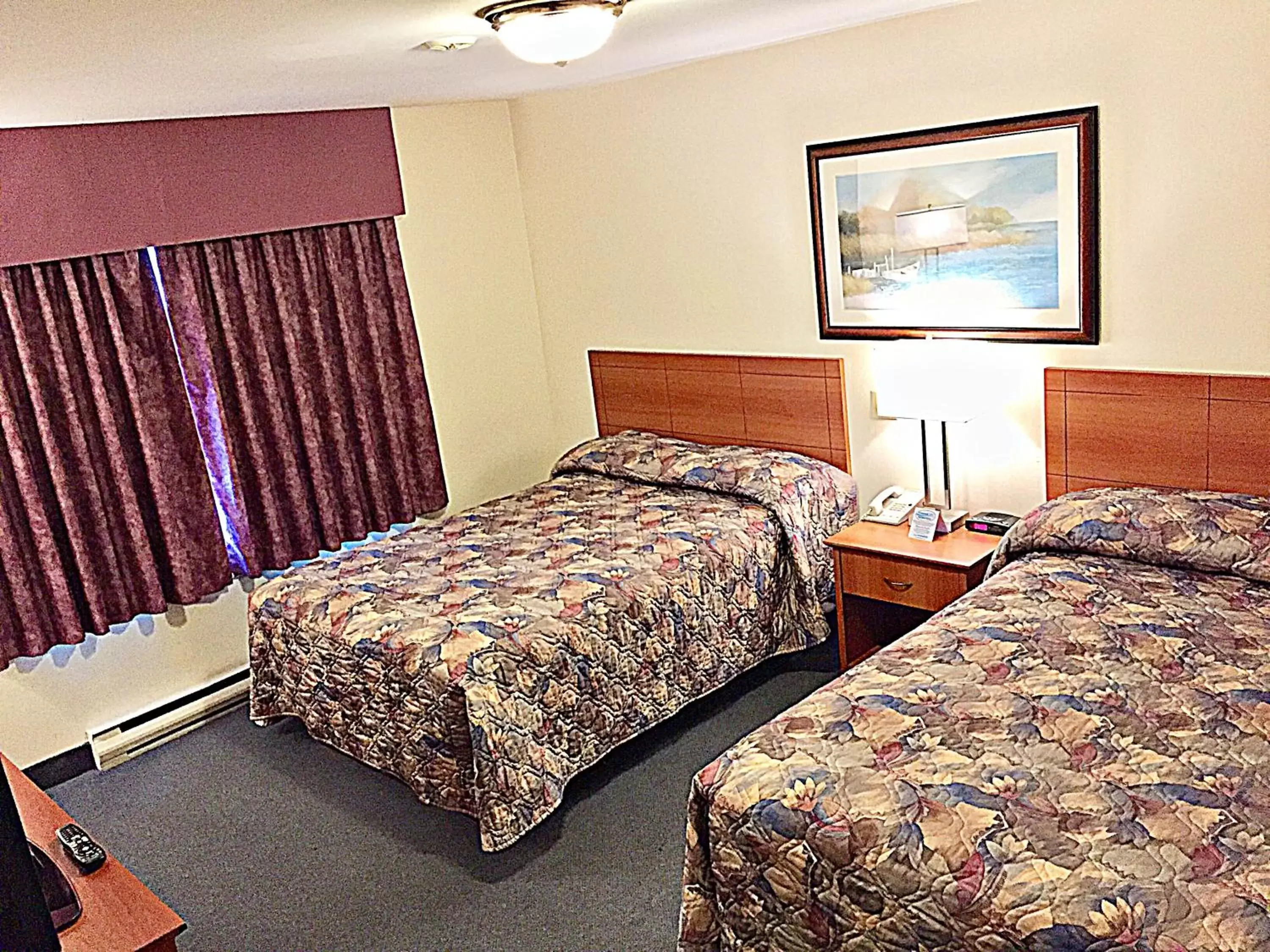 Bedroom, Bed in Coastal Inn Dartmouth