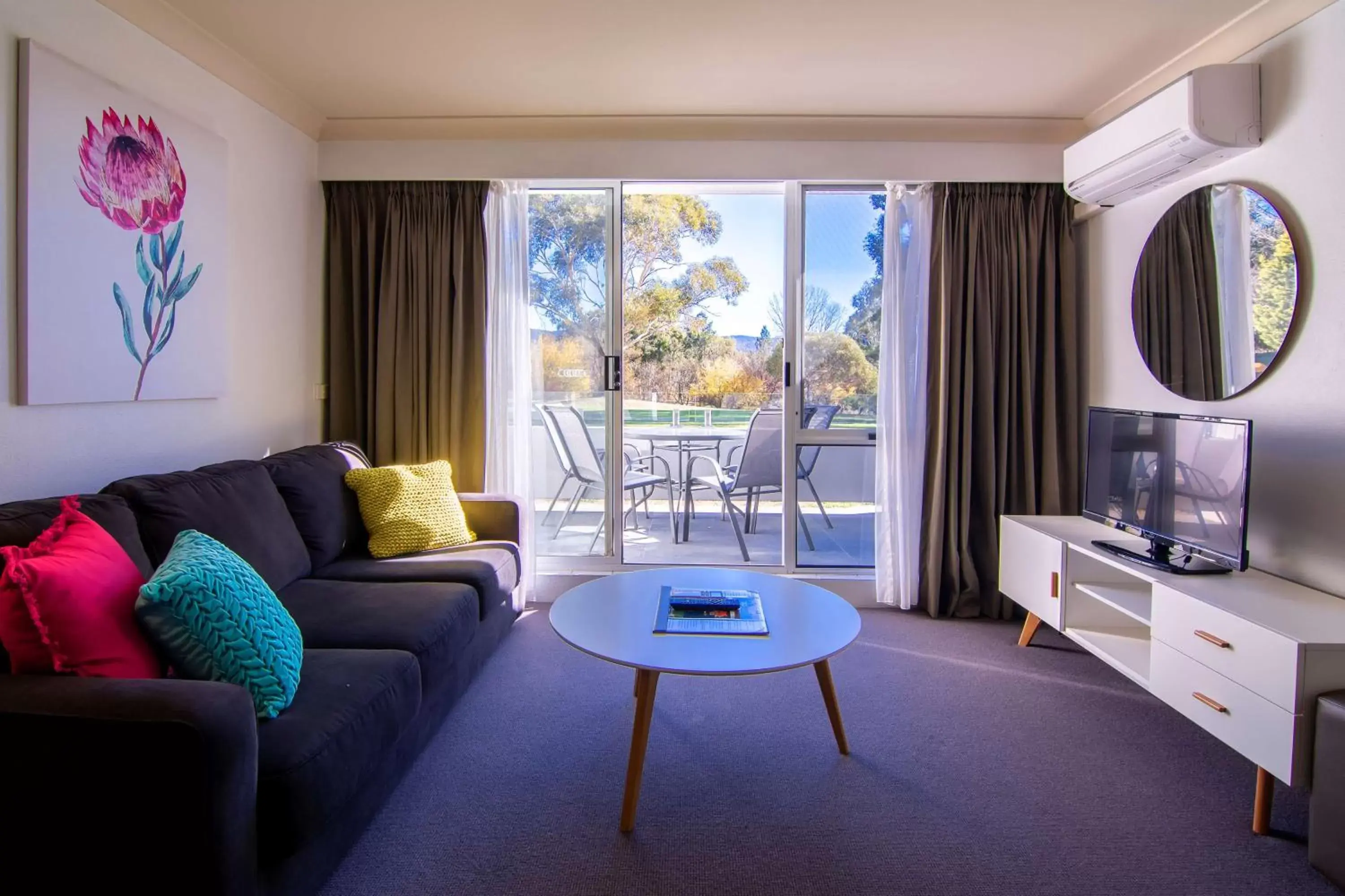 Bedroom, Seating Area in Rydges Horizons Snowy Mountains