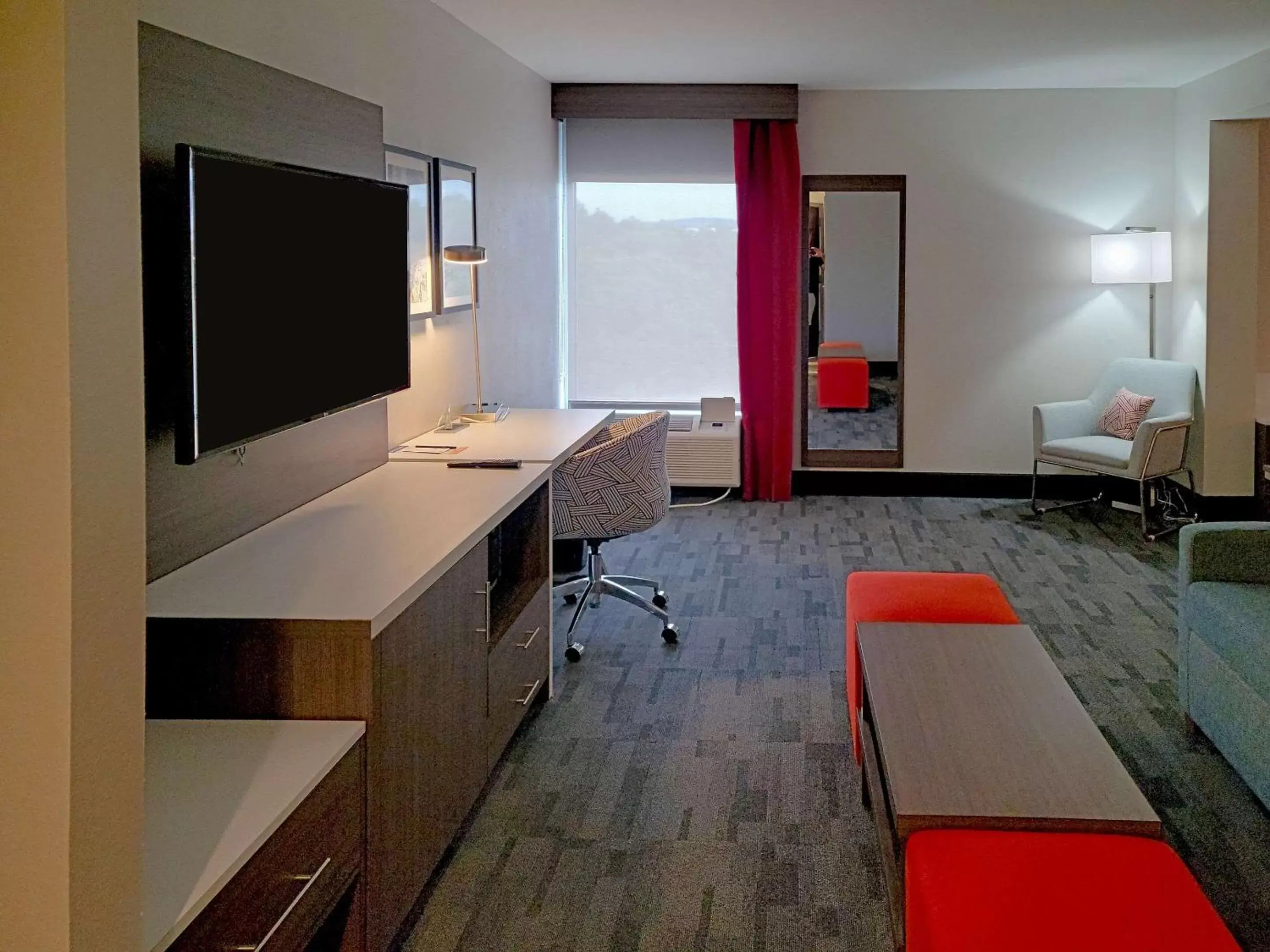 TV and multimedia, TV/Entertainment Center in Comfort Inn & Suites Wyomissing - Reading