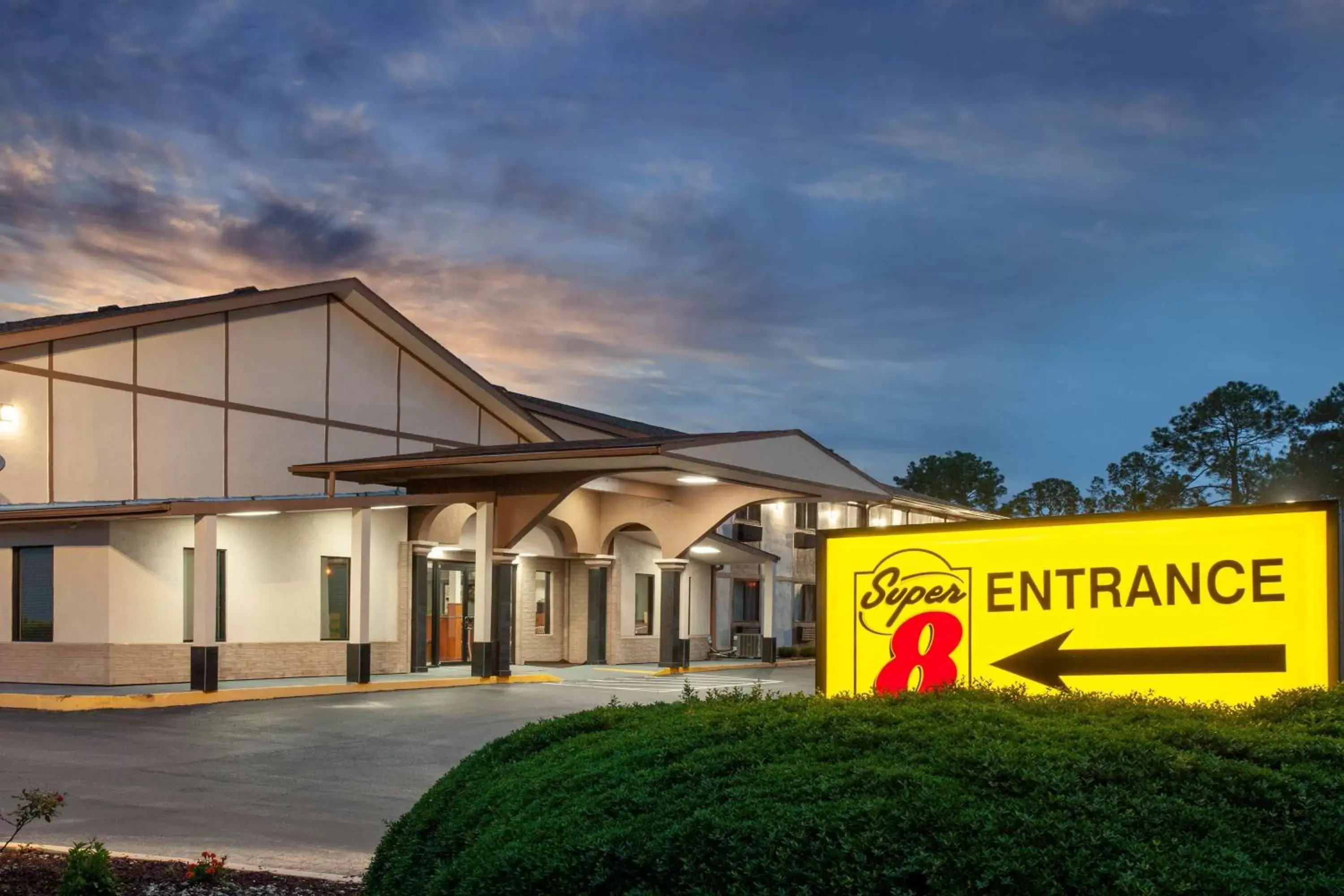 Property building in Super 8 by Wyndham Waycross GA Property building in Super 8 by Wyndham Waycross GA