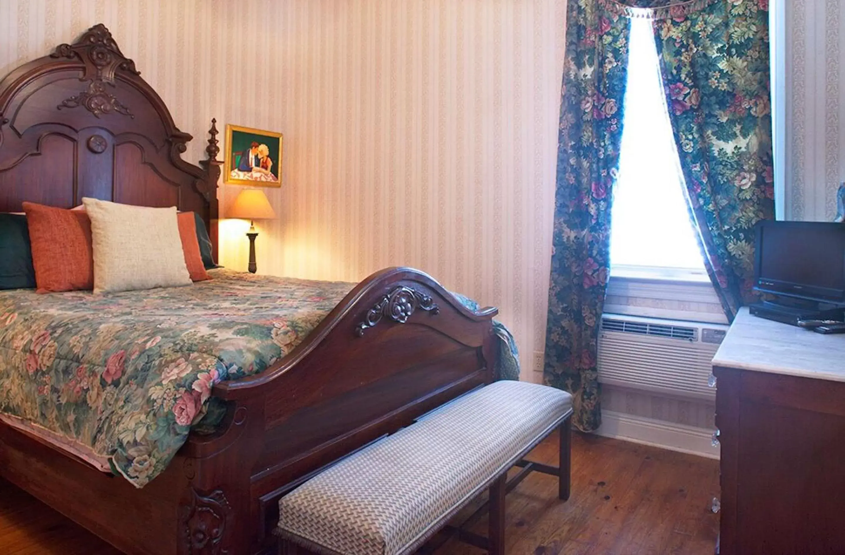 Photo of the whole room, Bed in Coco Plum Inn