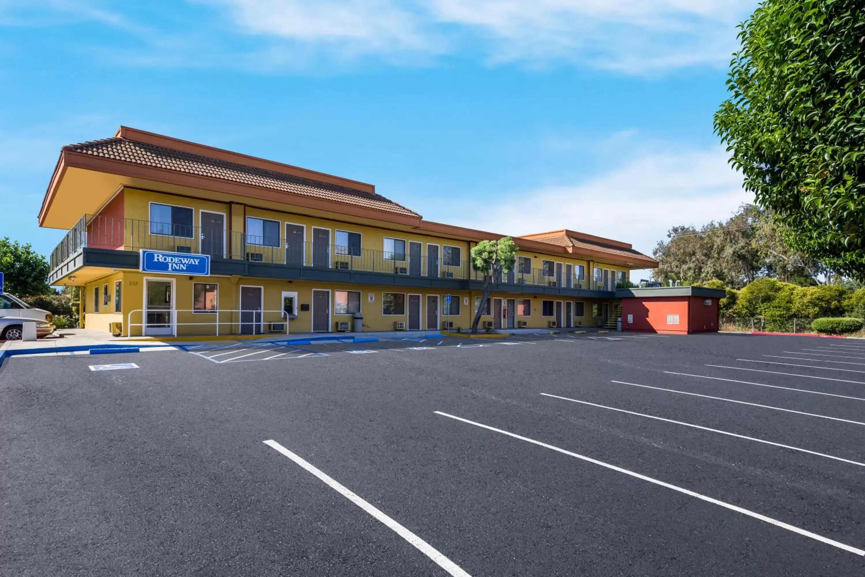 Parking, Property Building in Rodeway Inn Livermore