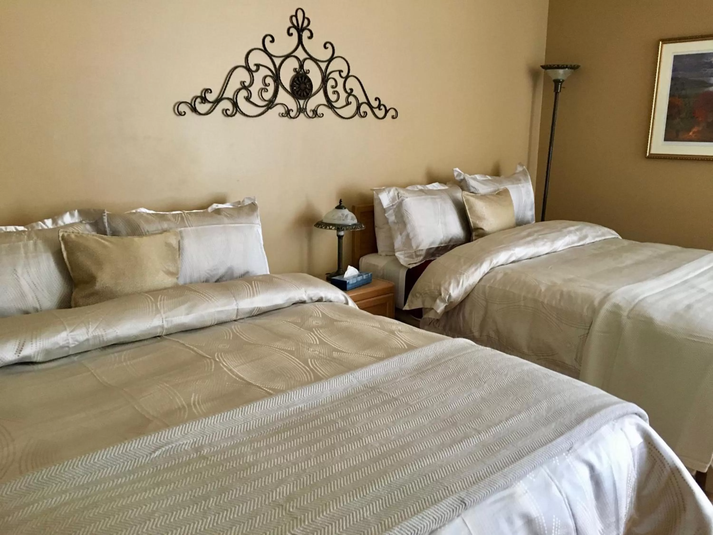 Photo of the whole room, Bed in Motel Des Cascades