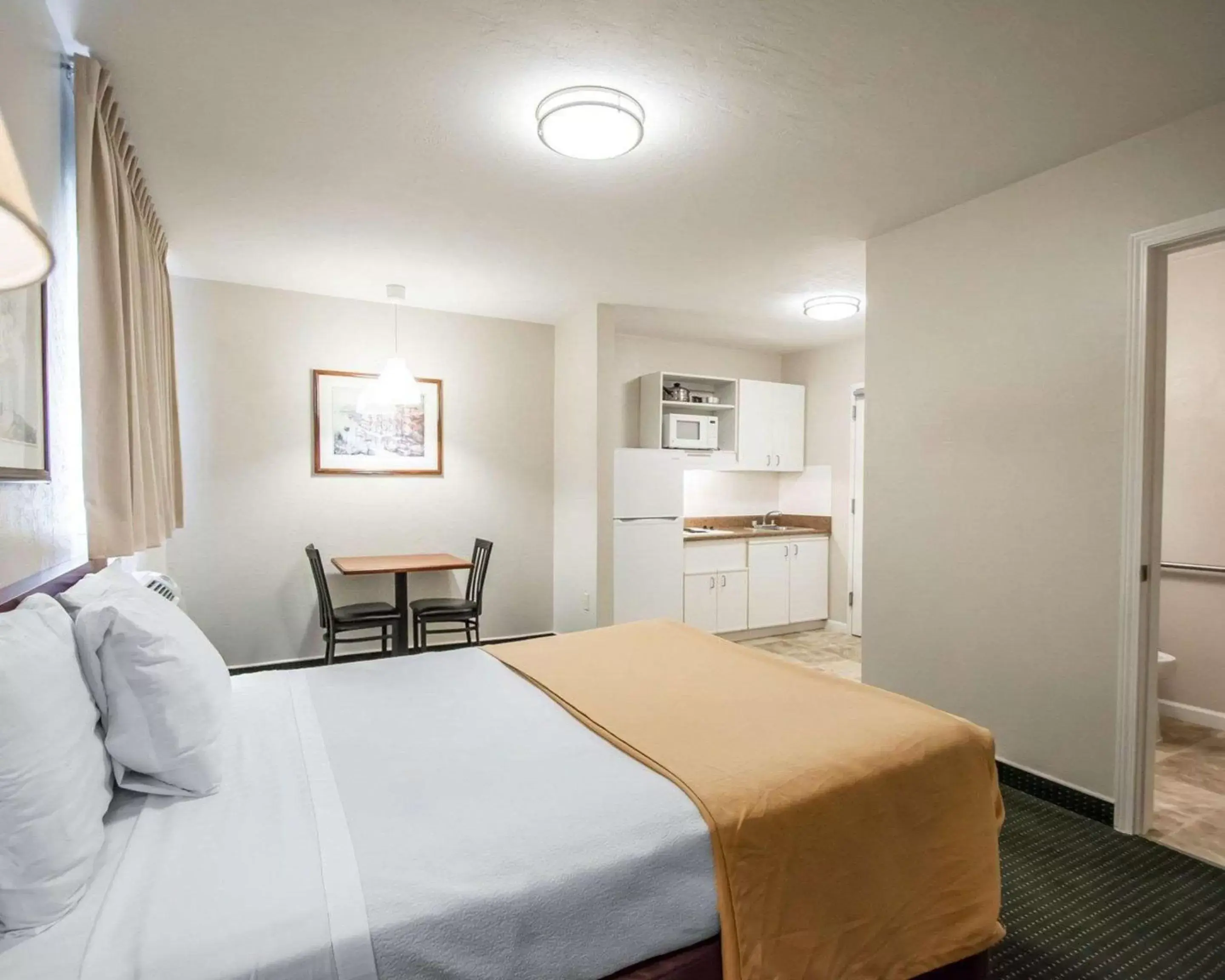 Photo of the whole room, Bed in Suburban Studios Melbourne Airport