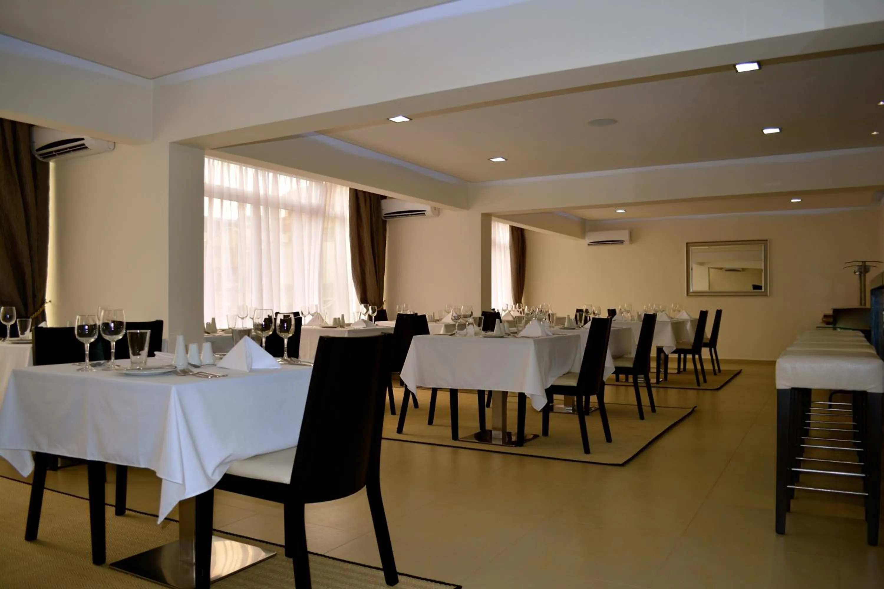 Restaurant/places to eat in New Brookfields Hotel