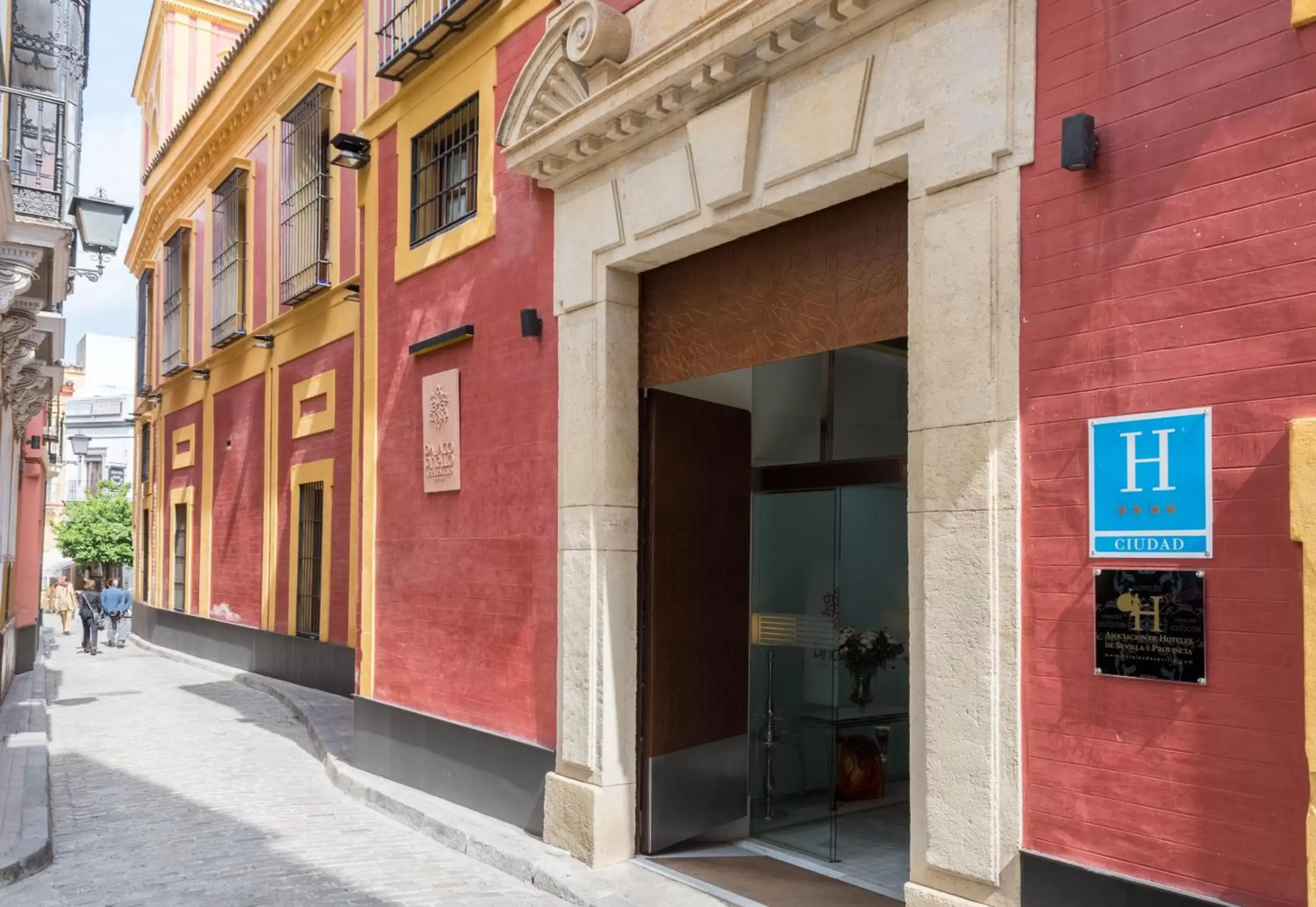 Facade/entrance in Palacio Pinello