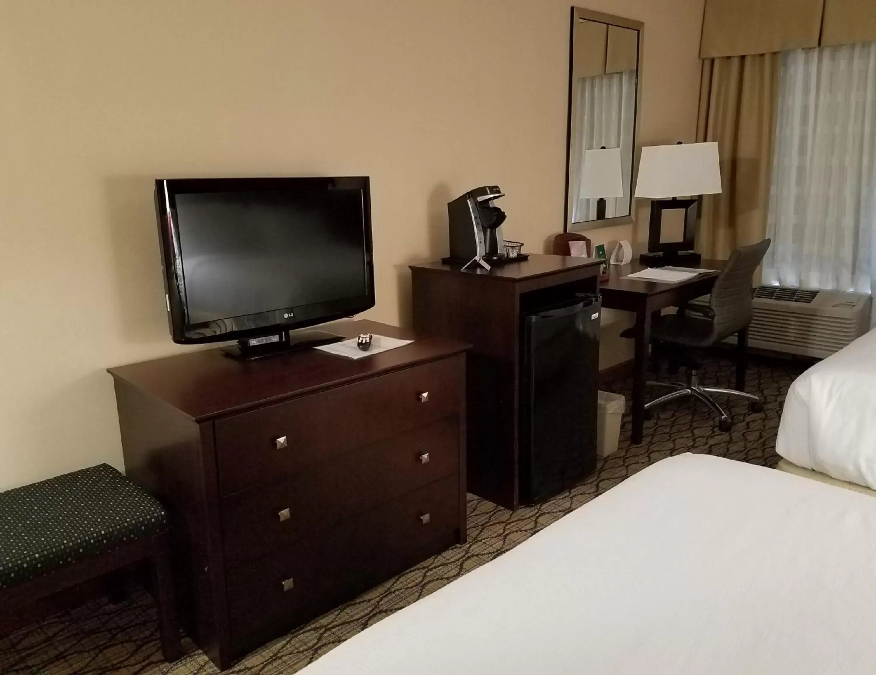 Photo of the whole room, TV/Entertainment Center in Holiday Inn Johnson City, an IHG Hotel