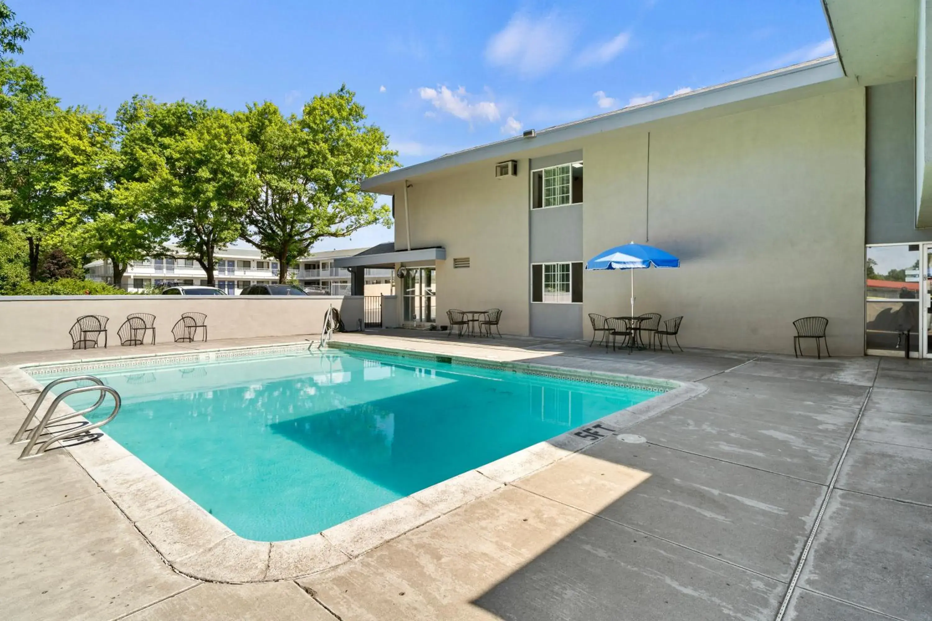 Swimming pool, Property Building in Travelers Inn Medford I-5