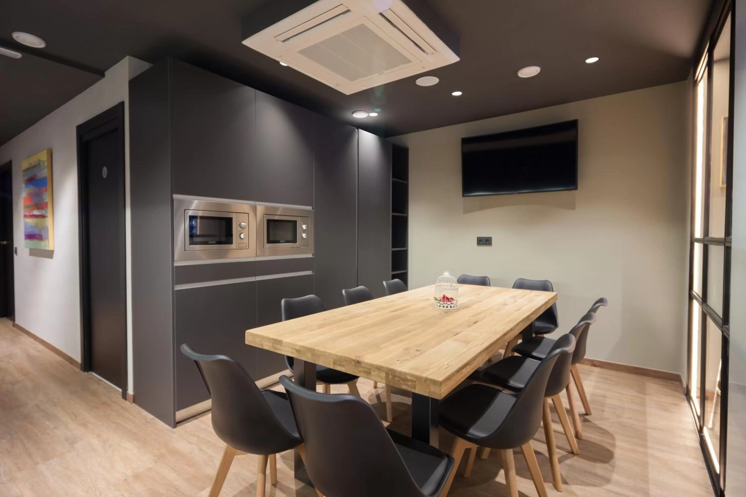 Communal kitchen in Airhostel Barcelona Airport 24h