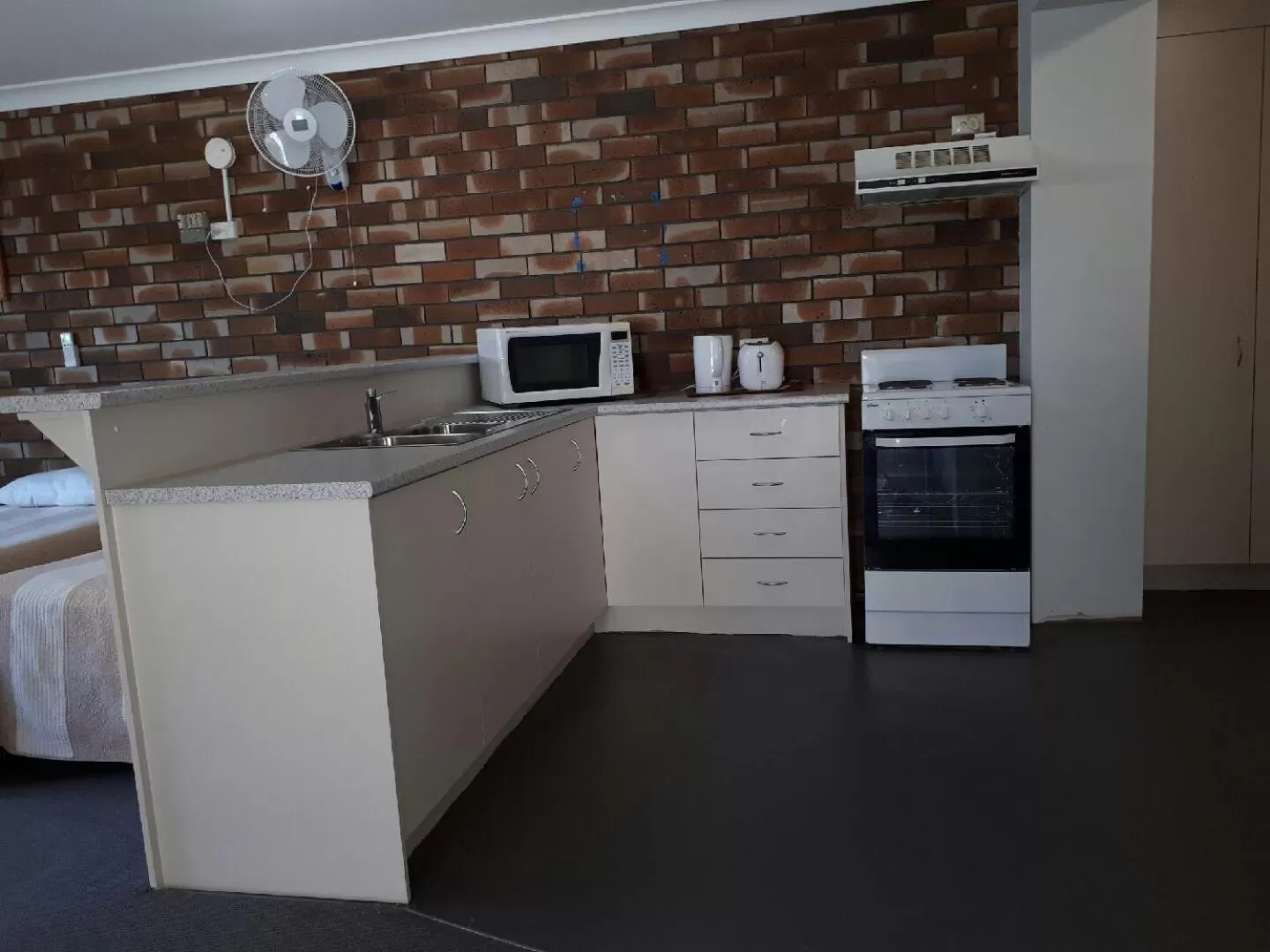 Kitchen/Kitchenette in Ettalong Beach motel