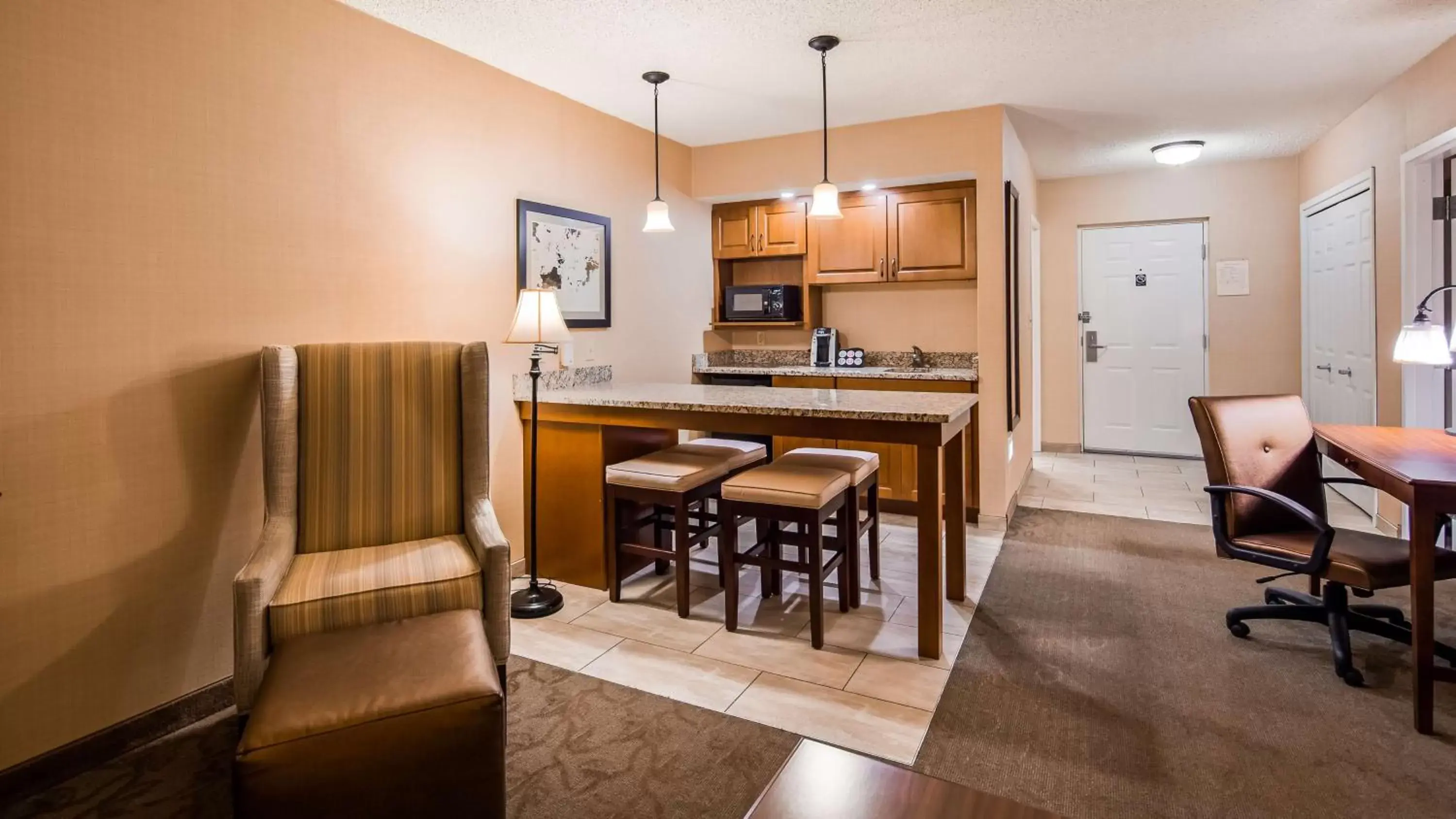 Photo of the whole room, Kitchen/Kitchenette in Best Western Plus Country Cupboard Inn