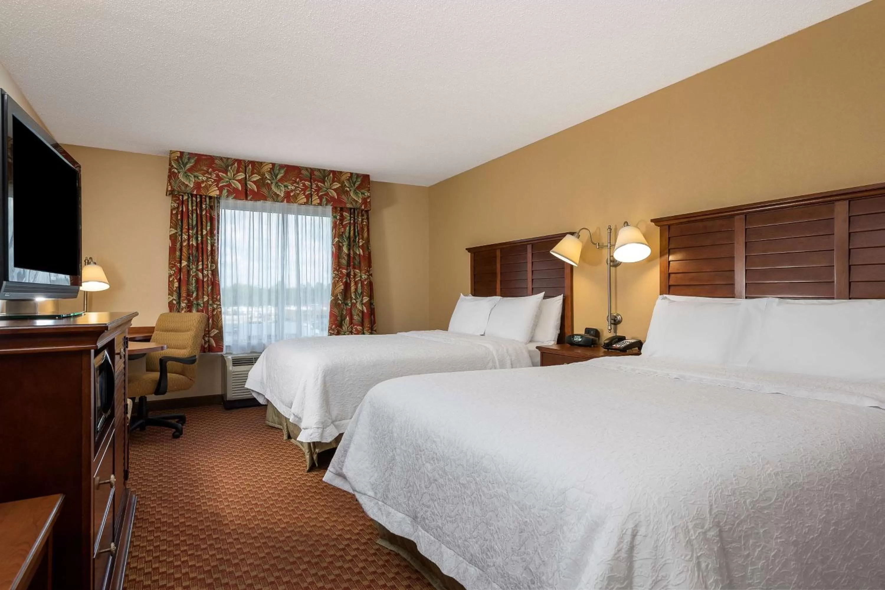 Bed in Hampton Inn & Suites Florence-North-I-95
