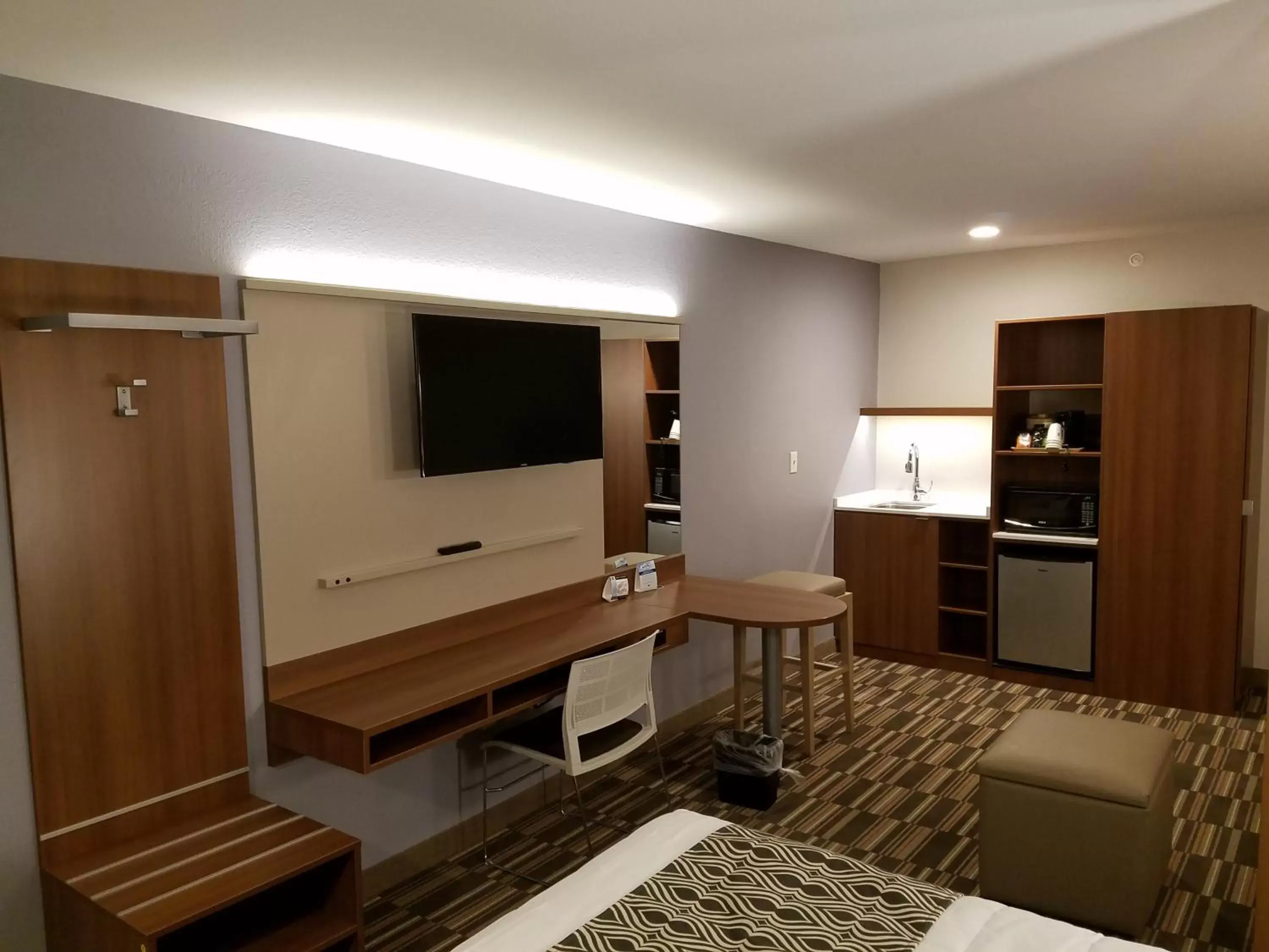 Bedroom, TV/Entertainment Center in Microtel Inn & Suites by Wyndham Niagara Falls