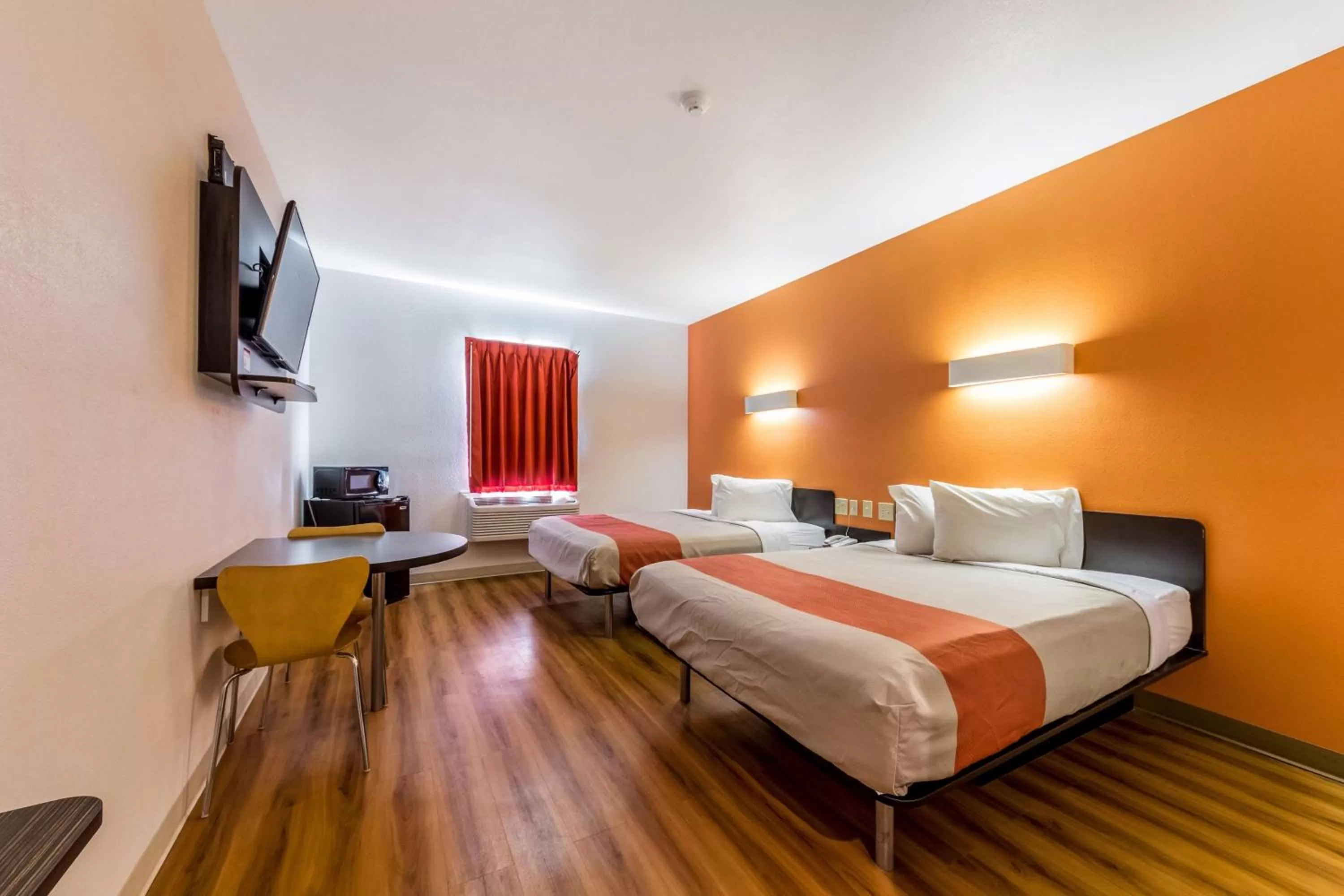 TV and multimedia, Bed in Motel 6-Jourdanton, TX