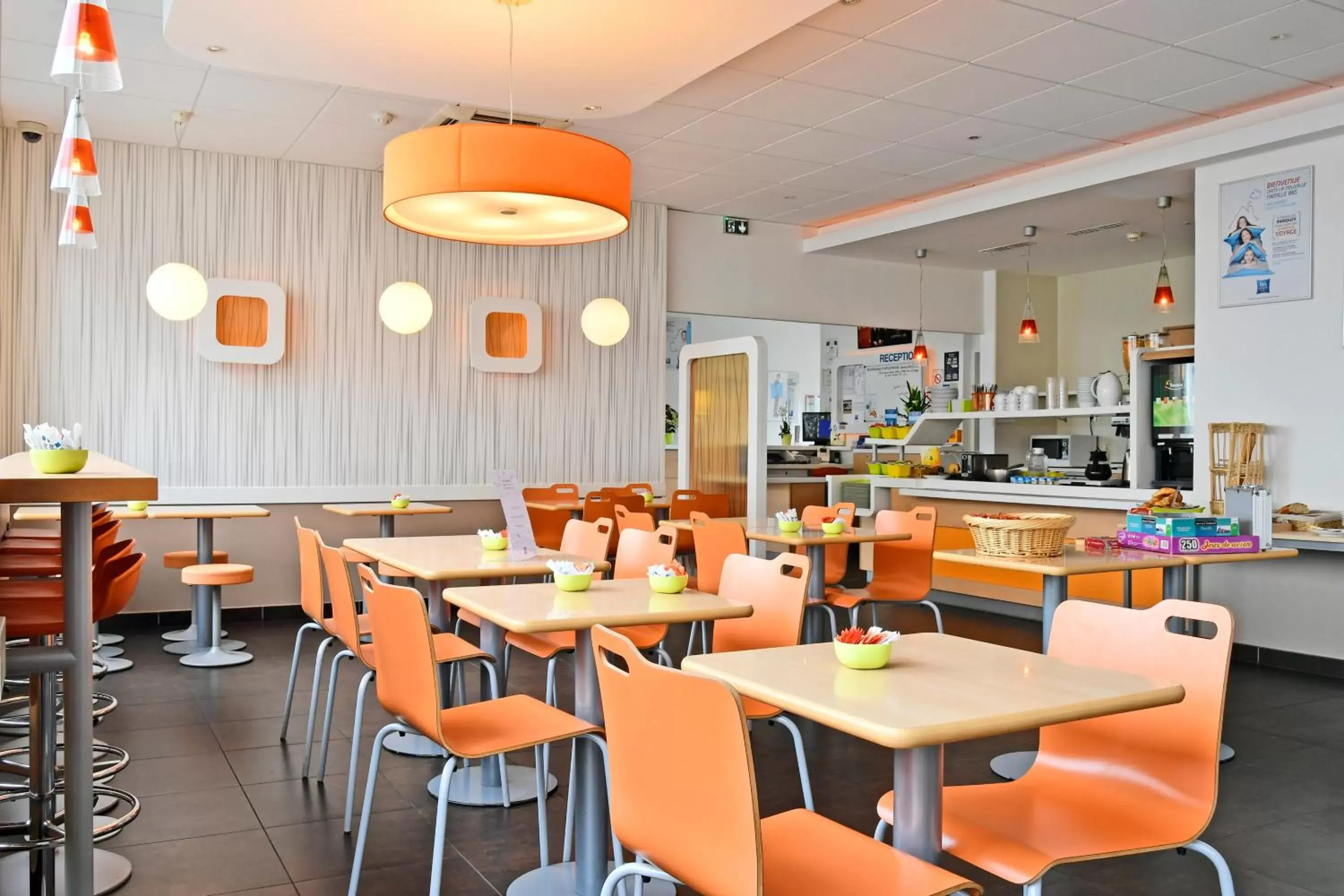 Nearby landmark, Restaurant/Places to Eat in ibis budget Saint-Quentin Centre Gare