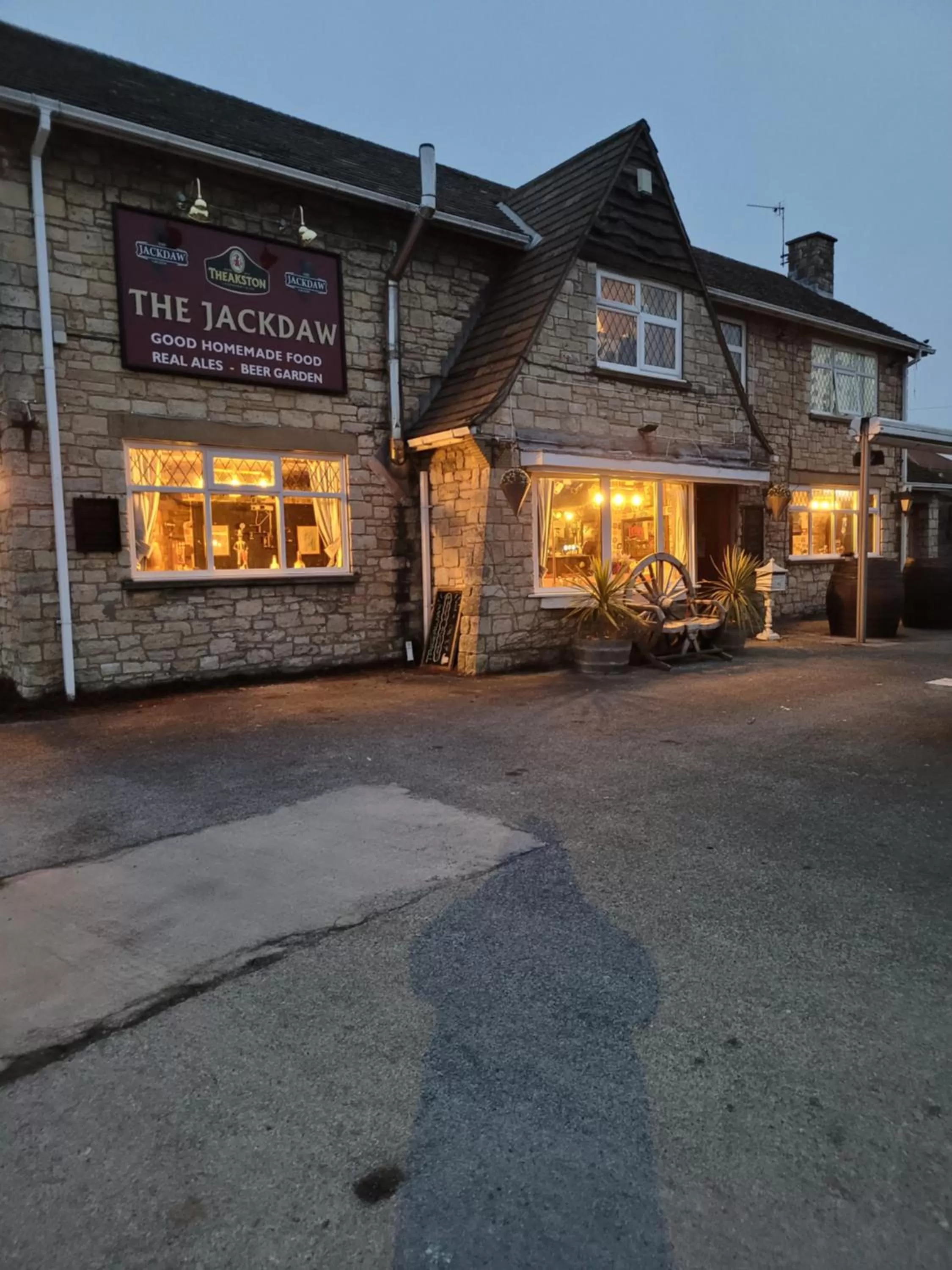 the jackdaw pub SELF CATERING STATIC CARAVAN free breakfast supplied