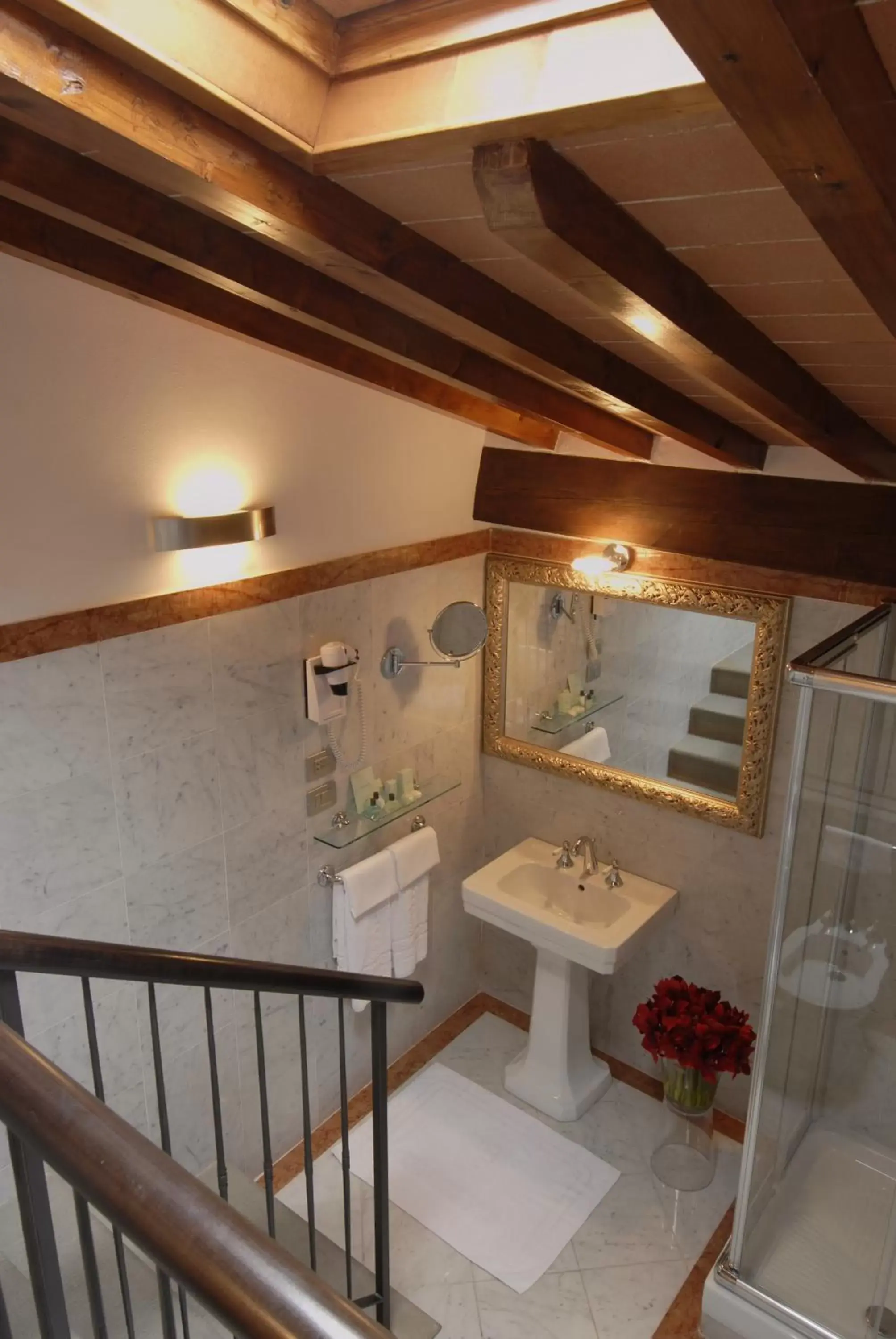 Bathroom, Kitchen/Kitchenette in Hotel degli Orafi