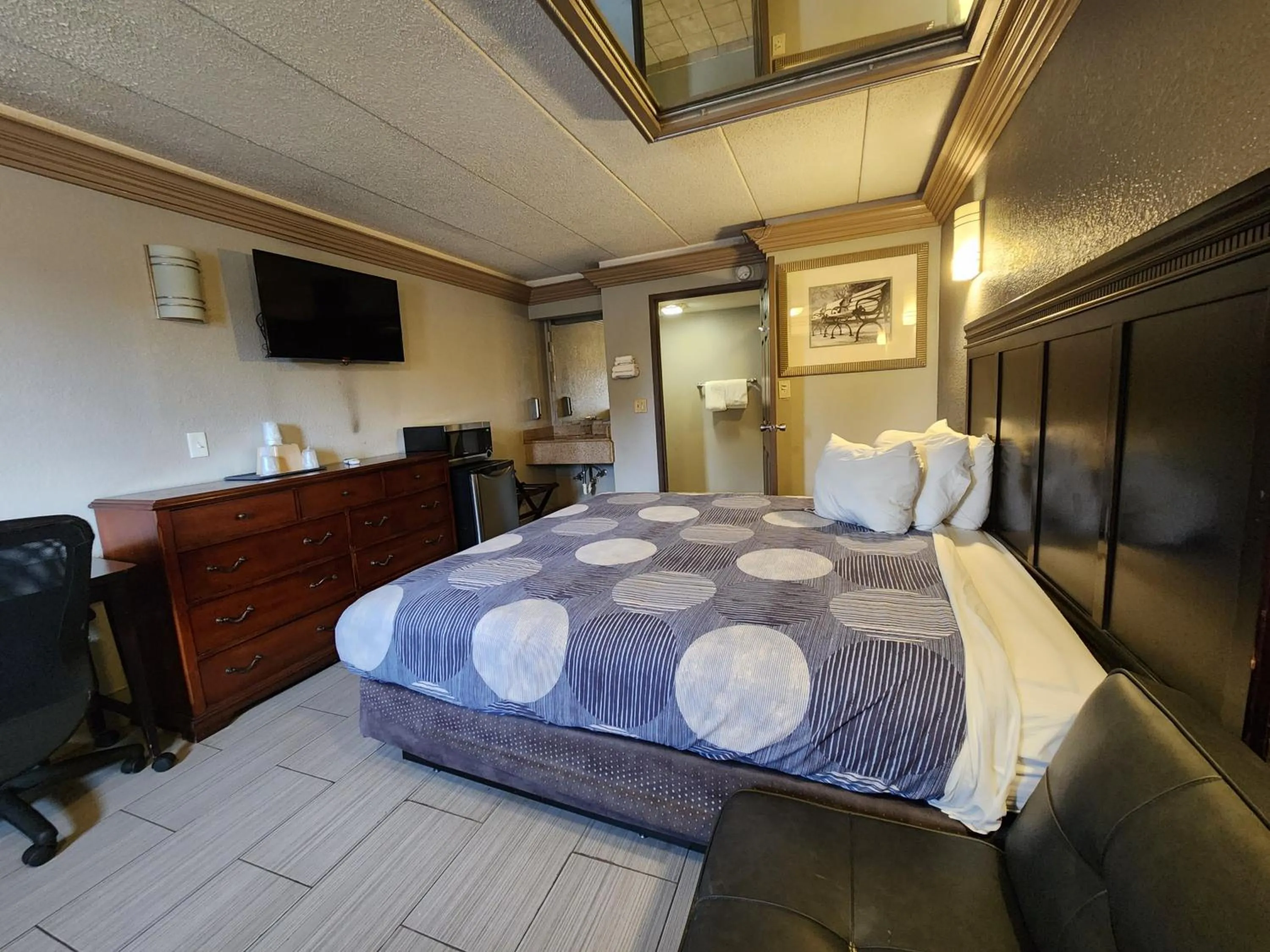 Bed in Americas Best Value Inn and Suites Little Rock