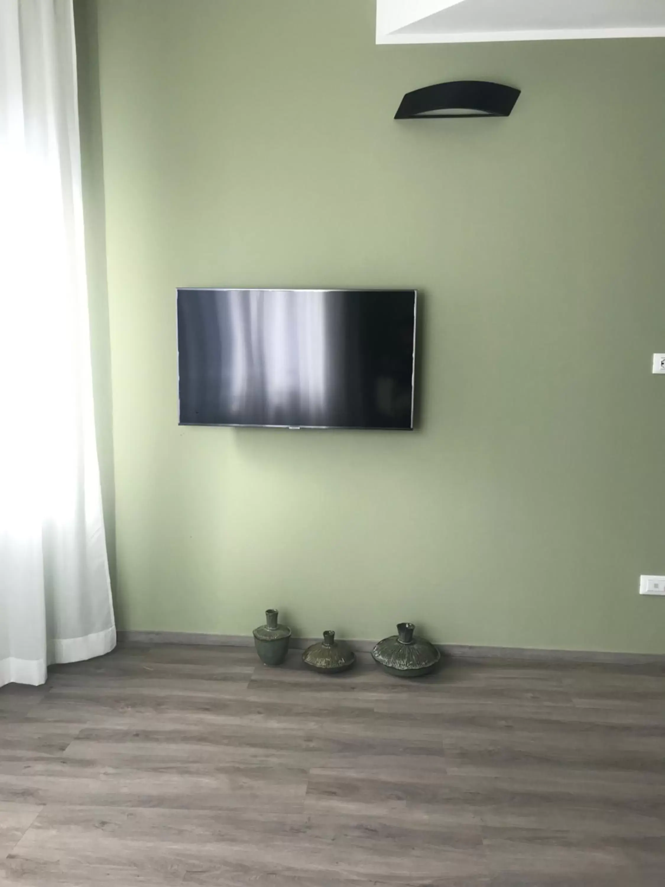 TV and multimedia, TV/Entertainment Center in Bob W Ticinese