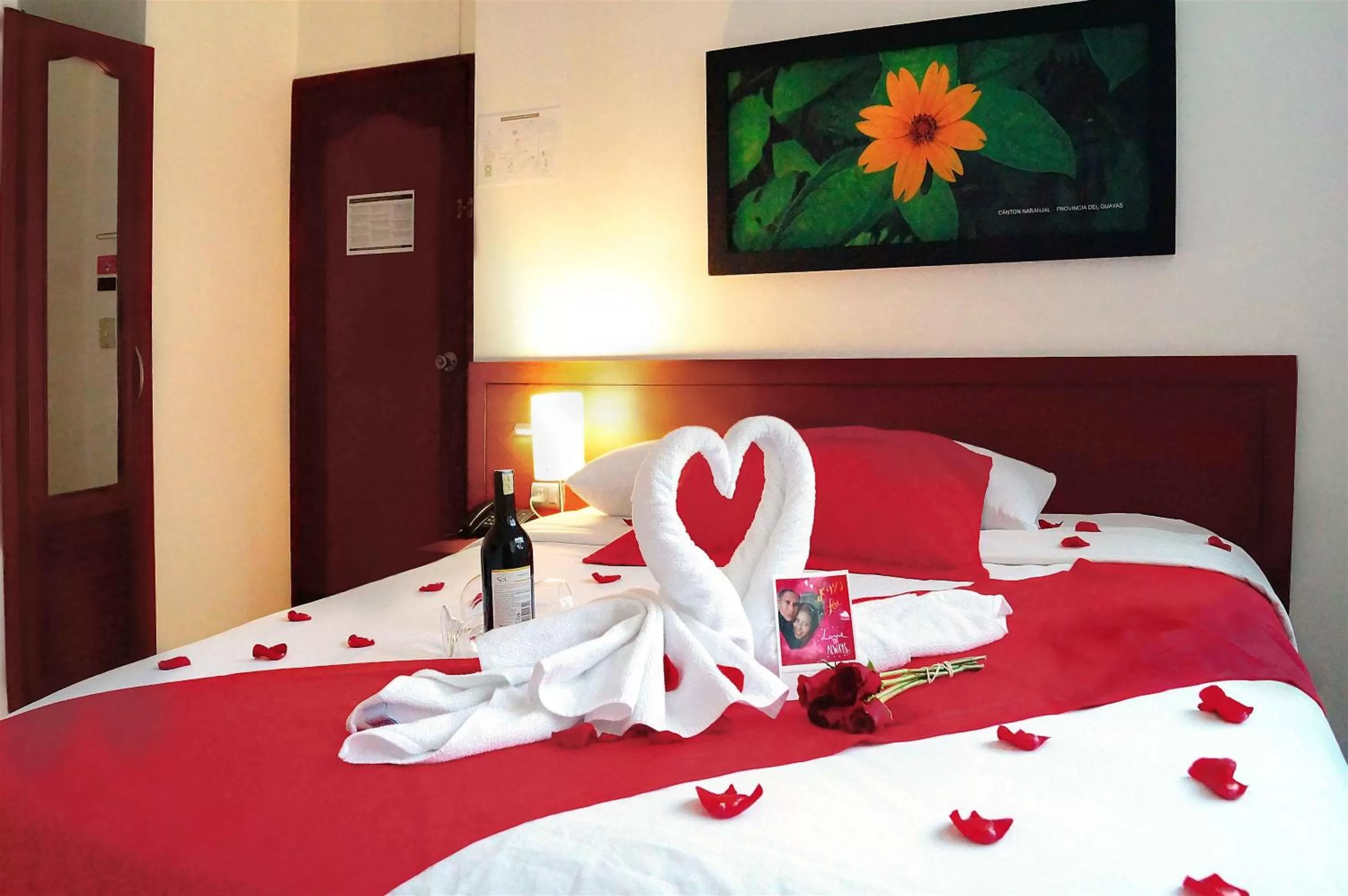 Bed in Hotel Castell - Cerca Del Aeropuerto