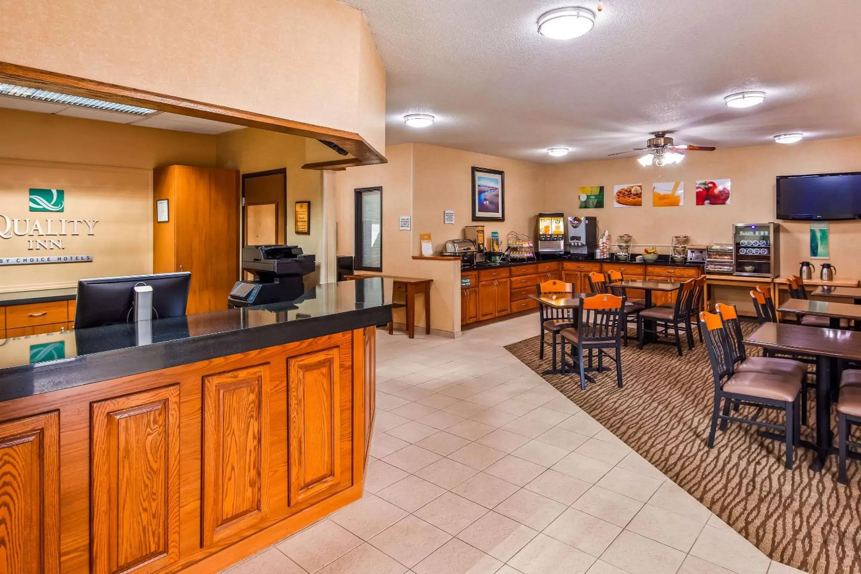 Lobby or reception, Restaurant/Places to Eat in Quality Inn Tomah