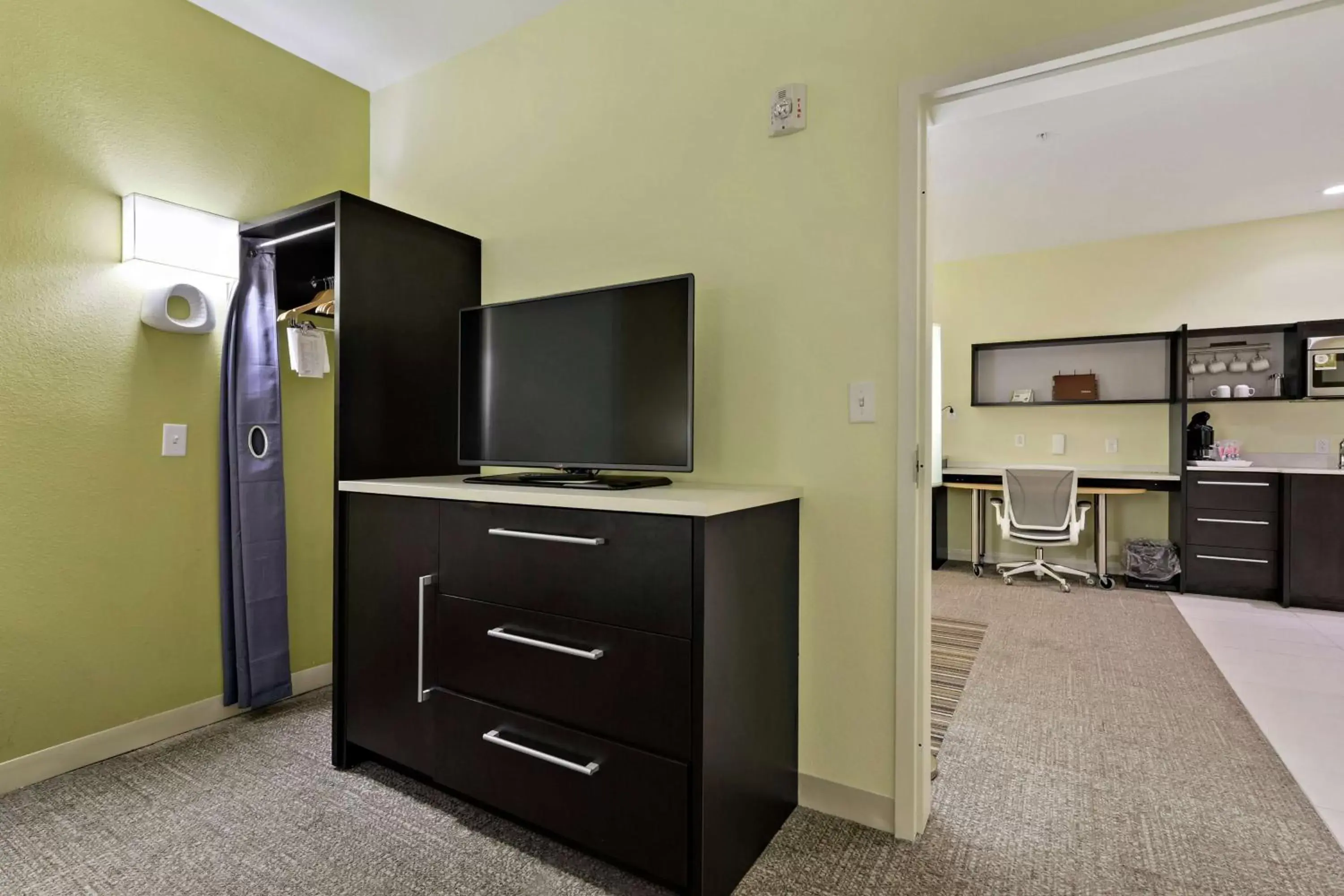 Bedroom, TV/Entertainment Center in Home2 Suites by Hilton Gulfport I-10