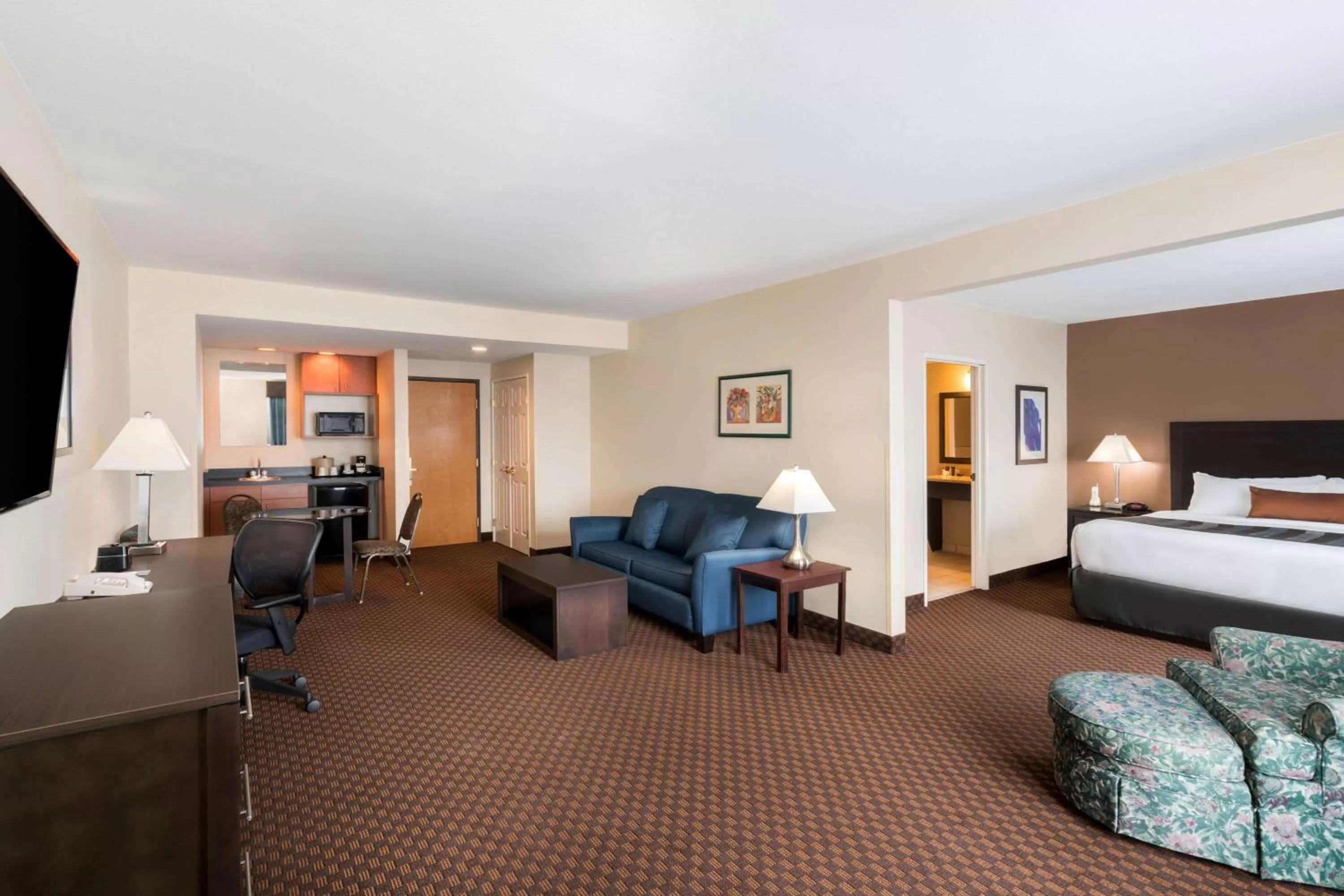 Photo of the whole room, Bed in Wingate by Wyndham (Lexington, VA)