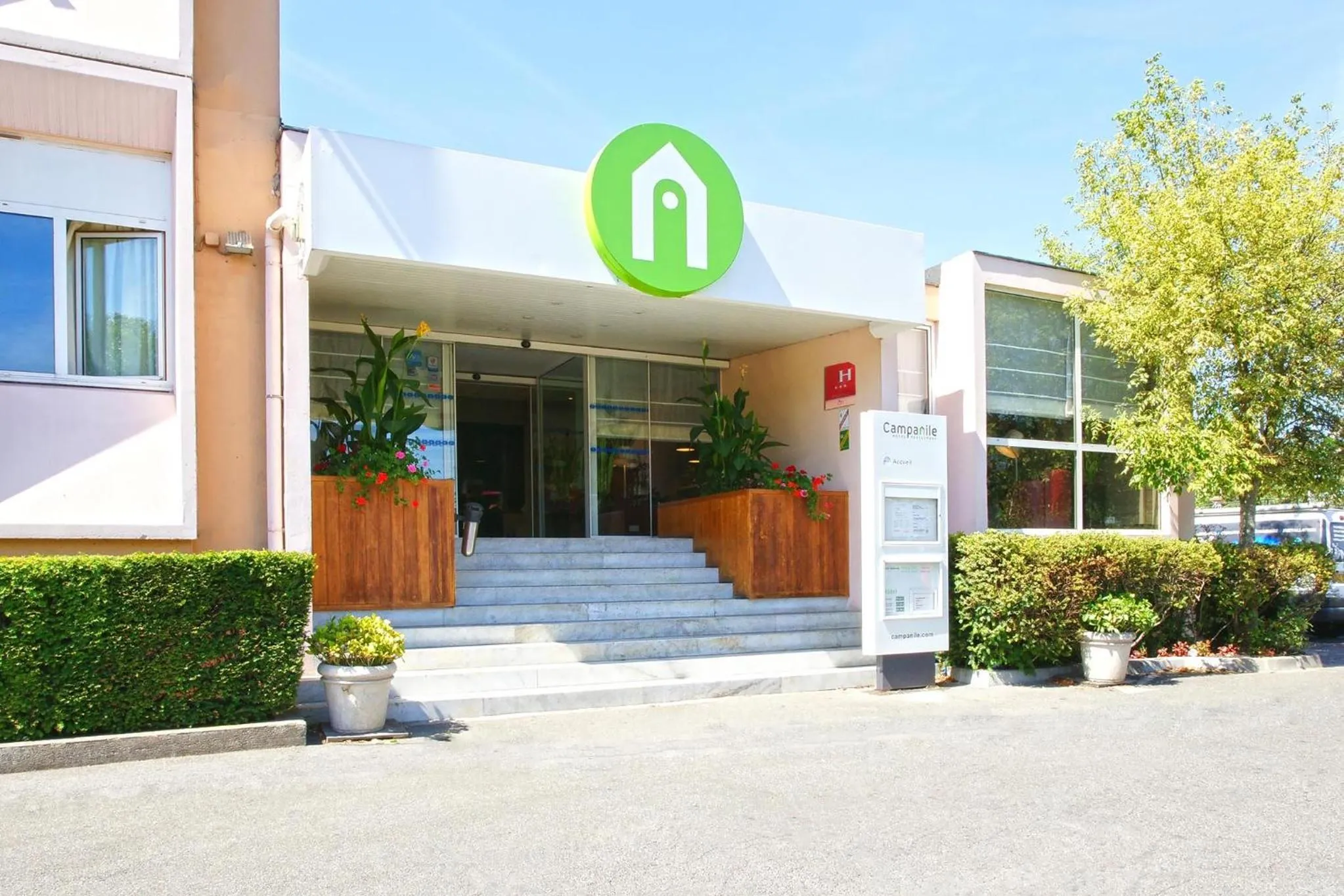 Facade/entrance in Campanile Créteil Centre