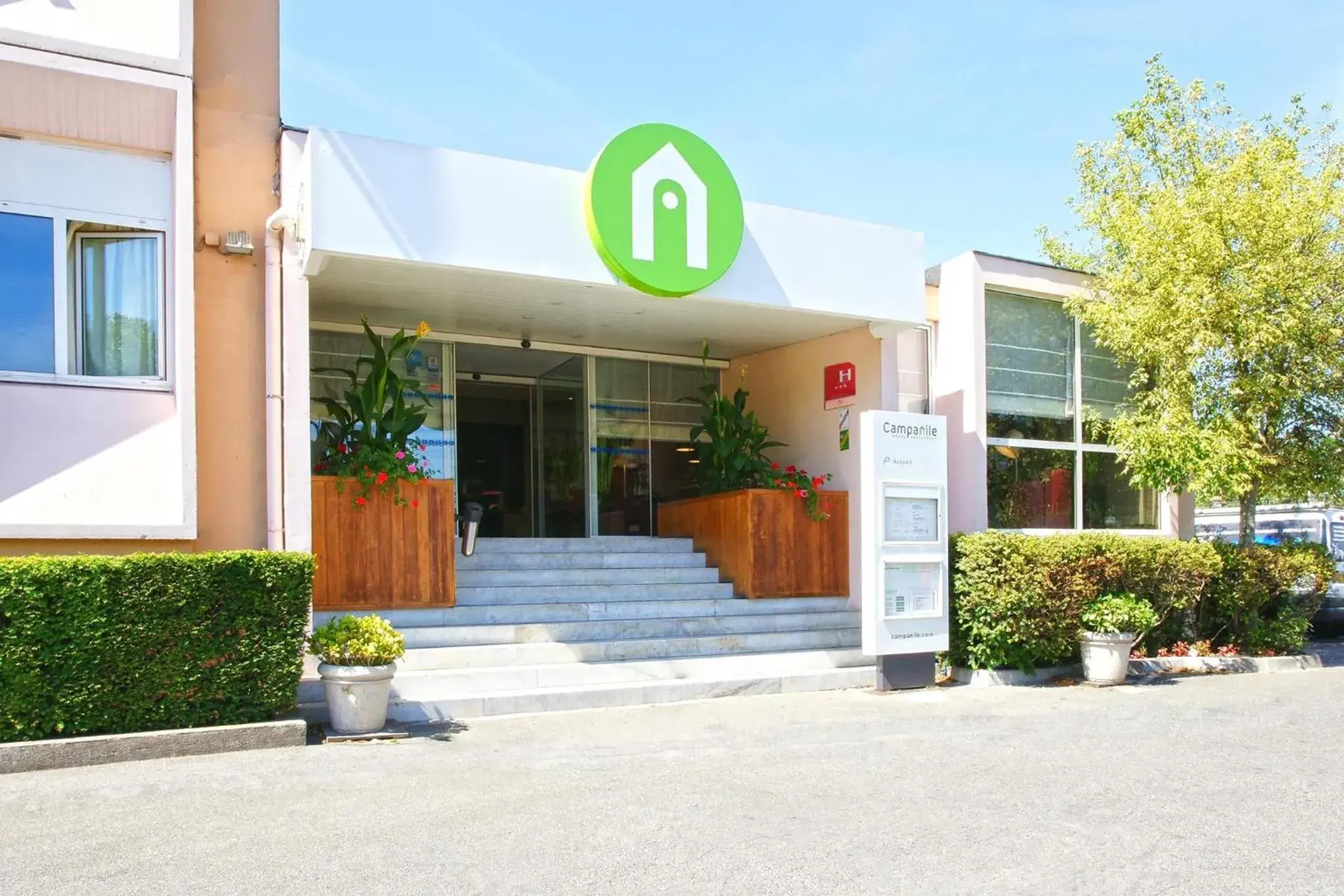 Facade/entrance in Campanile Créteil Centre