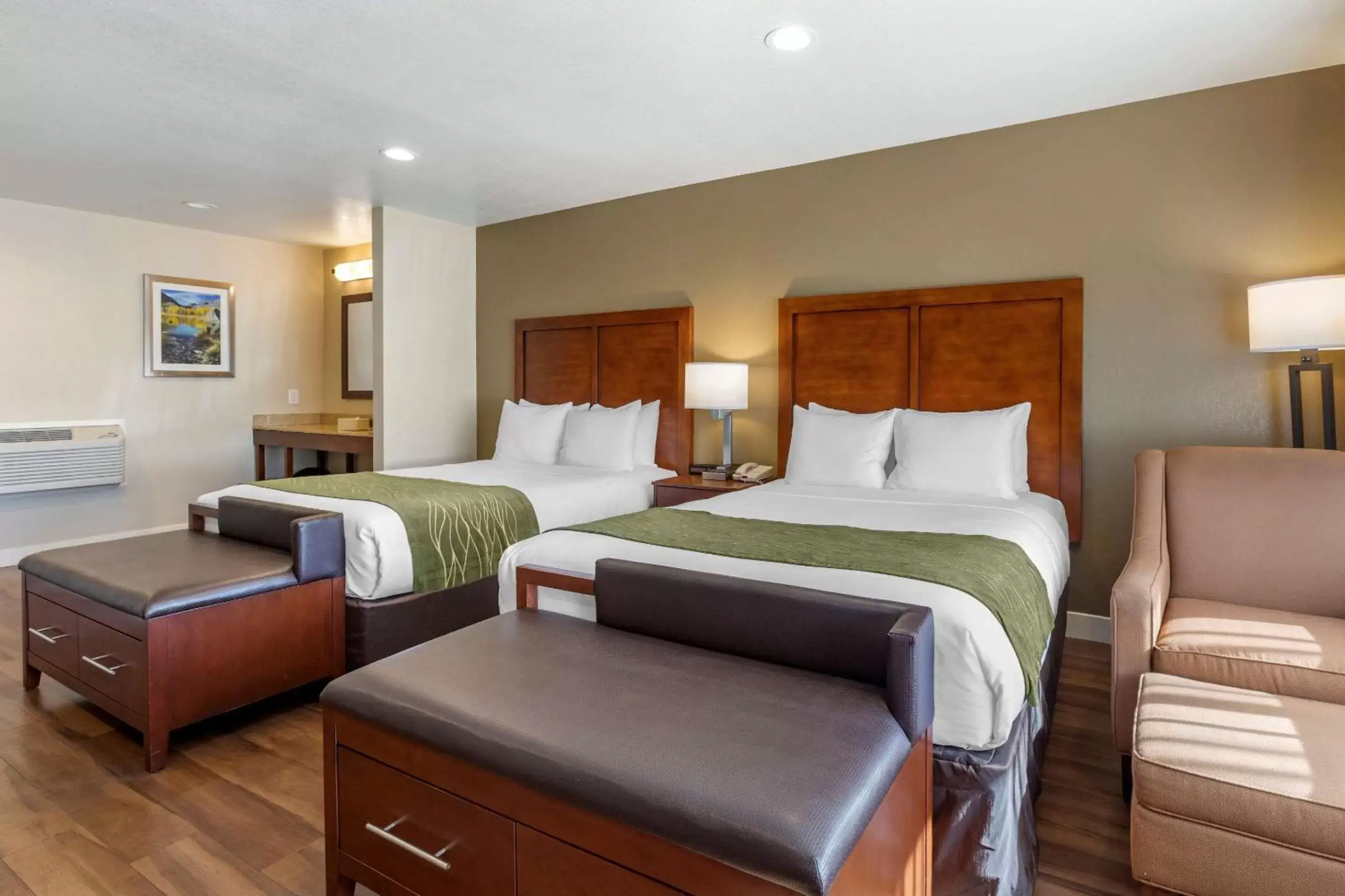 Photo of the whole room, Bed in Comfort Inn Bishop Photo of the whole room, Bed in Comfort Inn Bishop