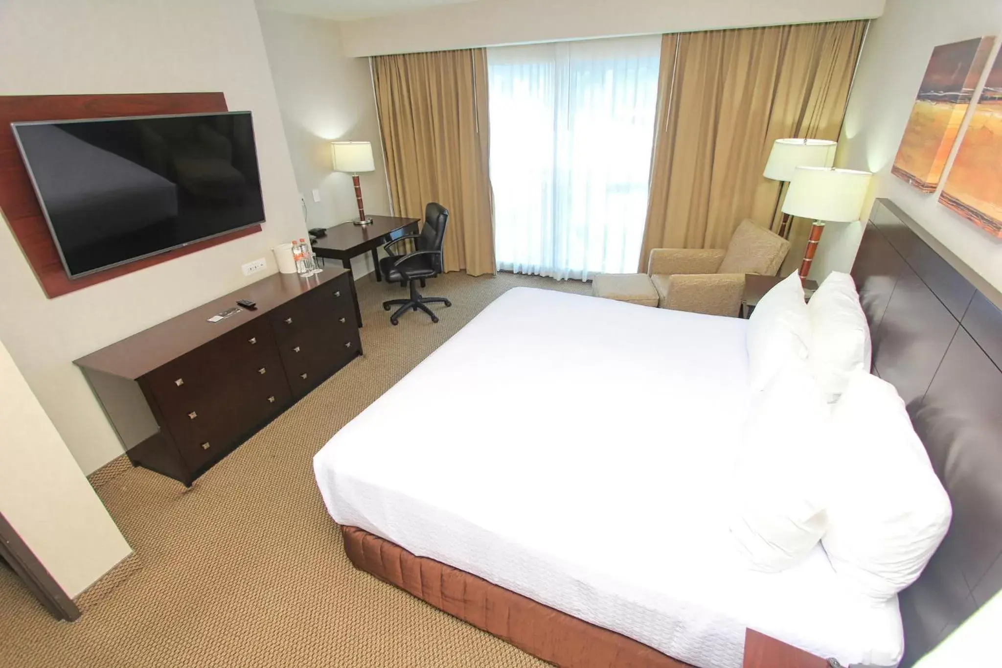 Photo of the whole room, Bed in Crowne Plaza Leon, an IHG Hotel