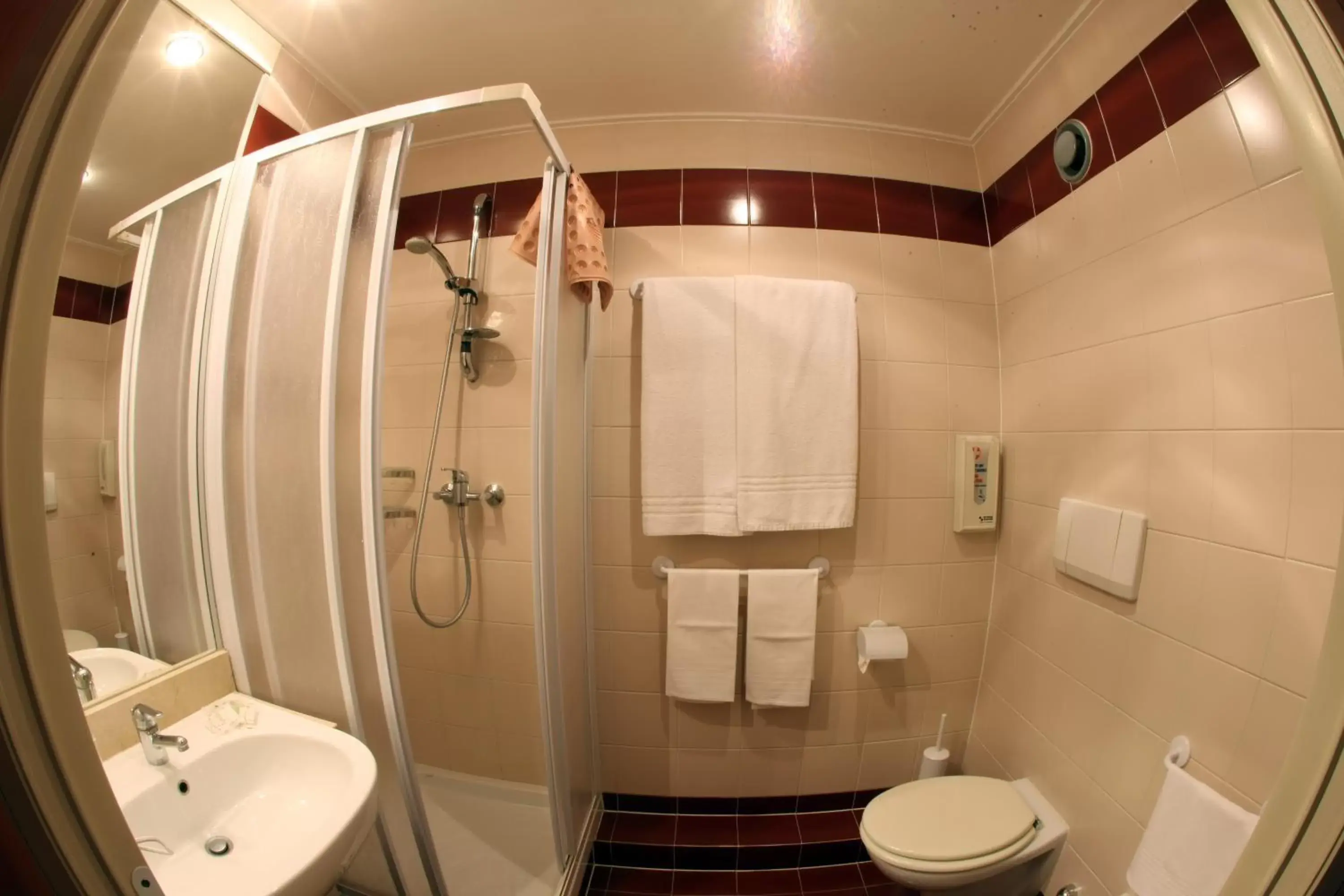 Shower, Bathroom in Etoile Du Nord